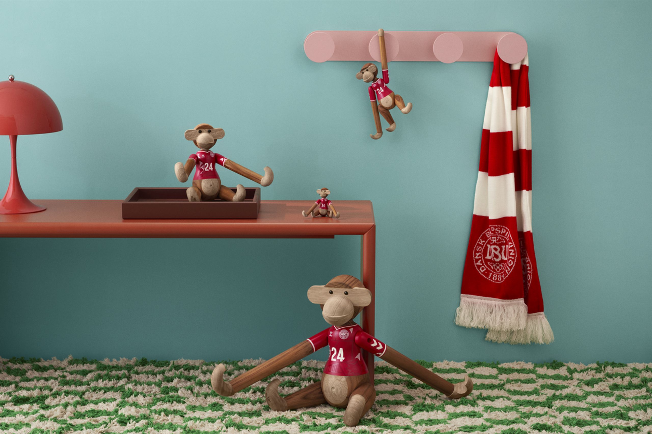 Kay Bojesen Denmark - Obrázok - Monkey x DBU - Woman 2024 mini teak/limba