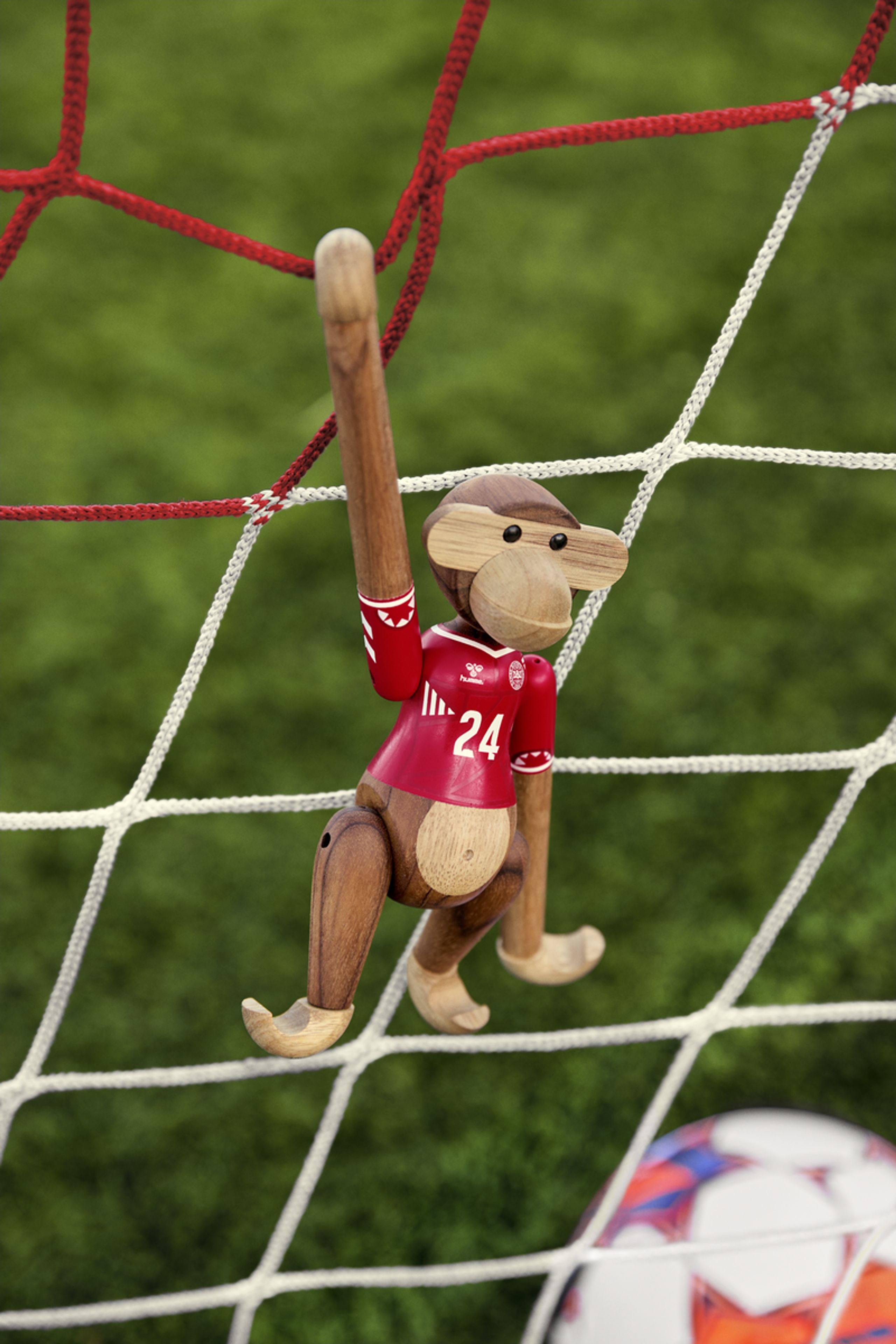 Kay Bojesen Denmark - Kuva - Monkey x DBU - Woman 2024 large teak/limba