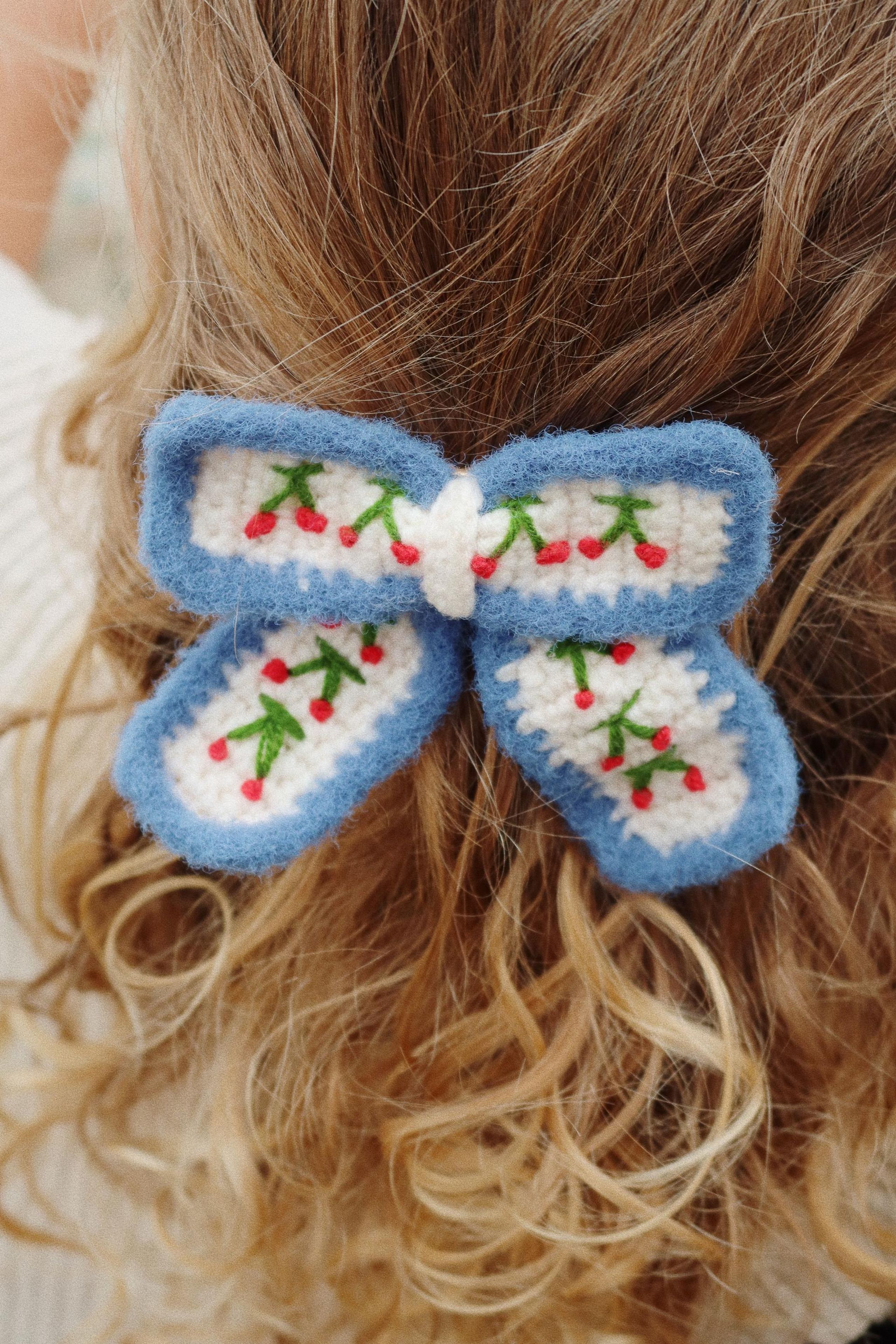Konges Sløjd - Børne hårpynt - Cherry Crochet Bow Clip - CHERRY