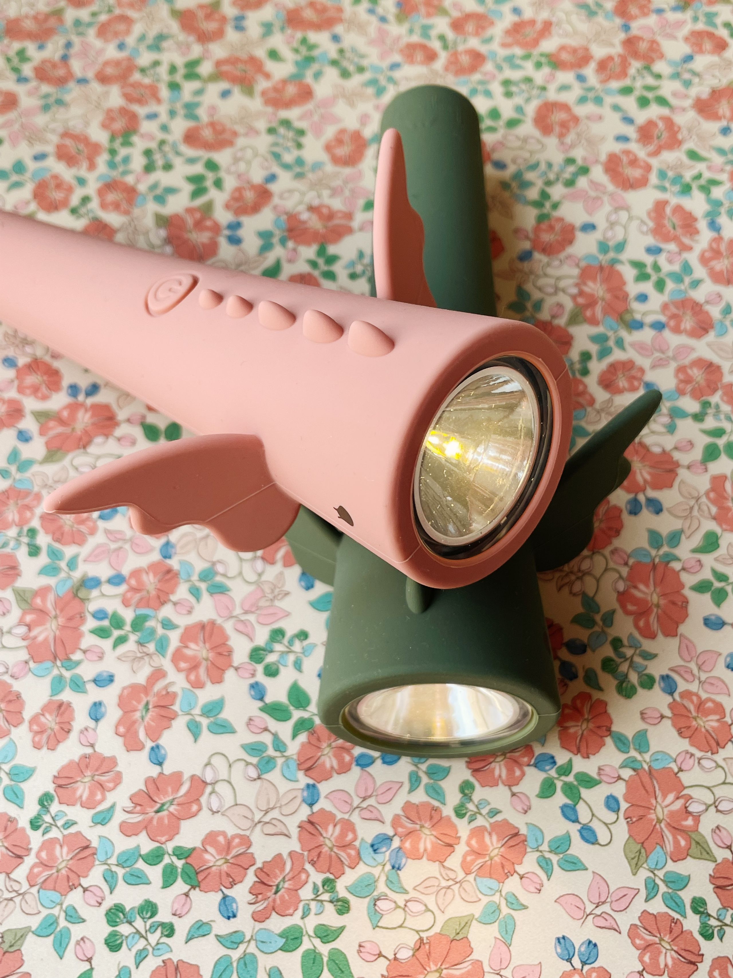 Konges Sløjd - Børne lampe - Flash Light Dragon - RASPBERRY