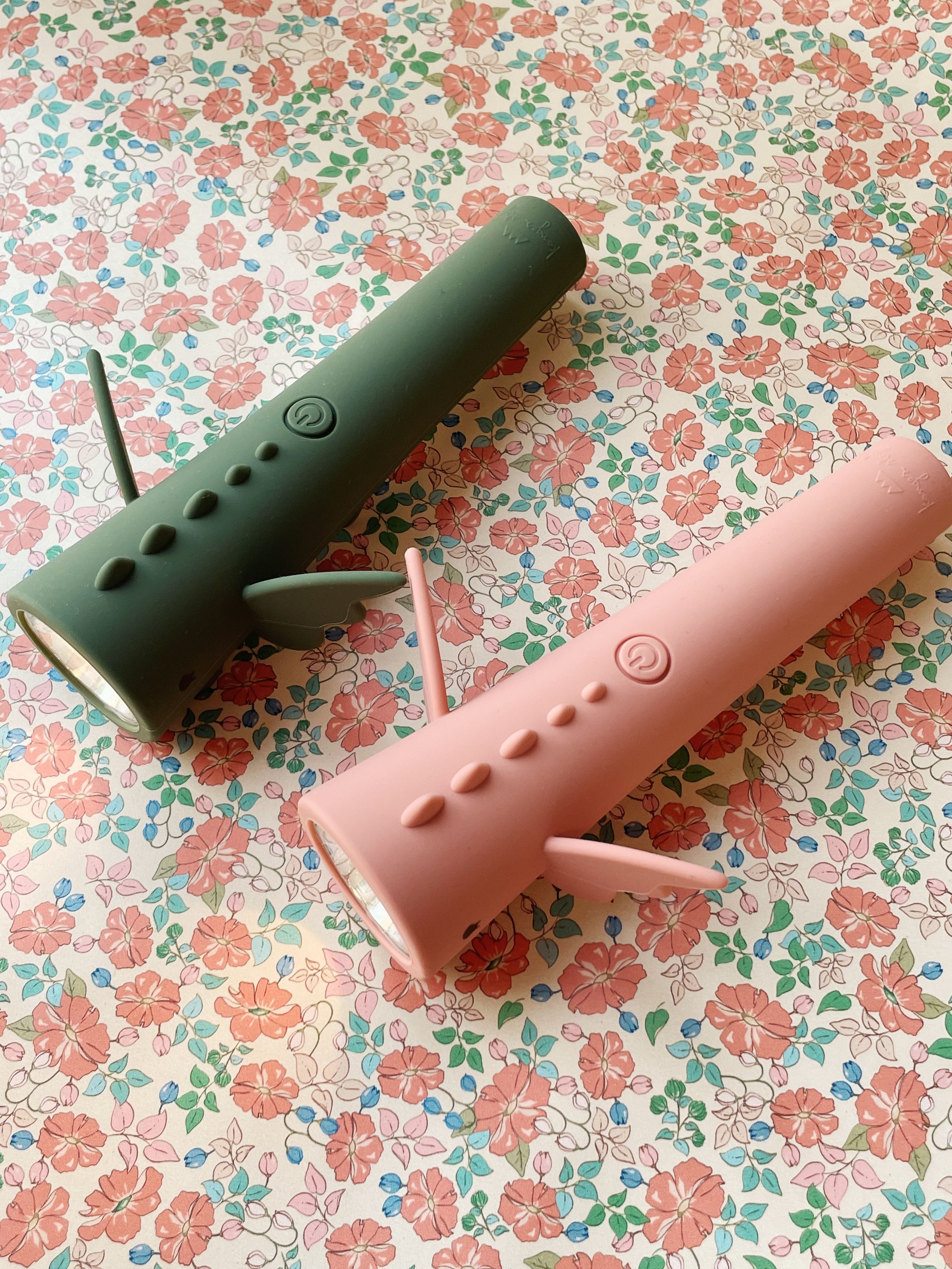 Konges Sløjd - Børne lampe - Flash Light Dragon - RASPBERRY