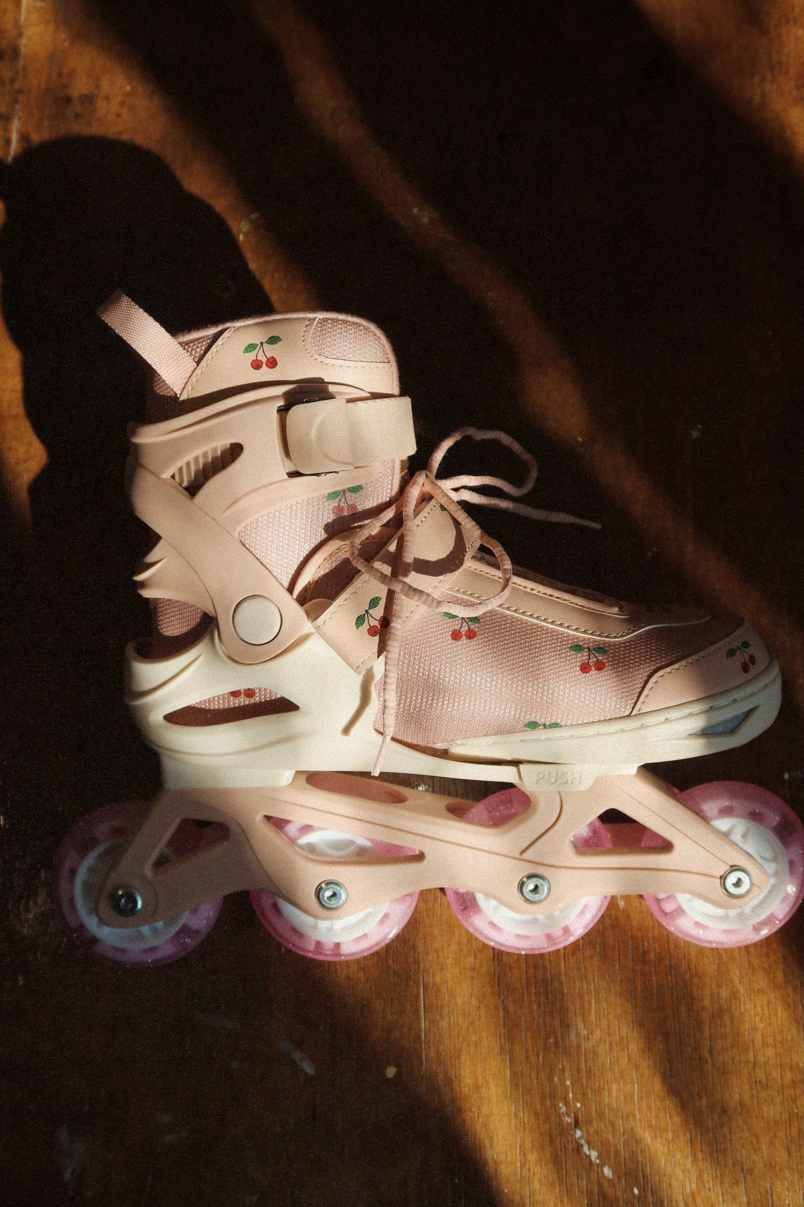 Konges Sløjd - Zabawki - Light Up Roller Skates - CHERRY BLUSH