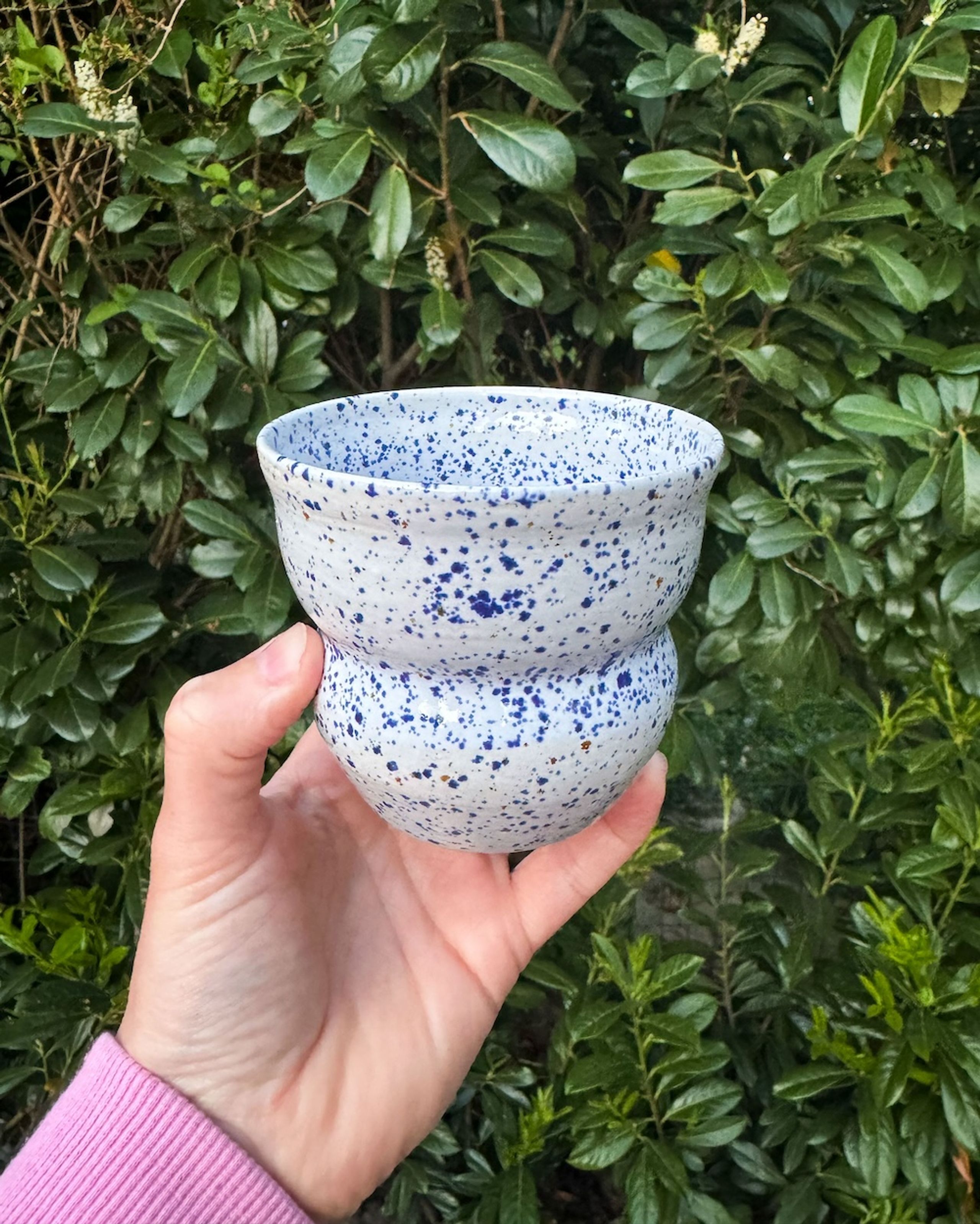 KRAKI Ceramics - Pohár - Curvy cup - Snefnug