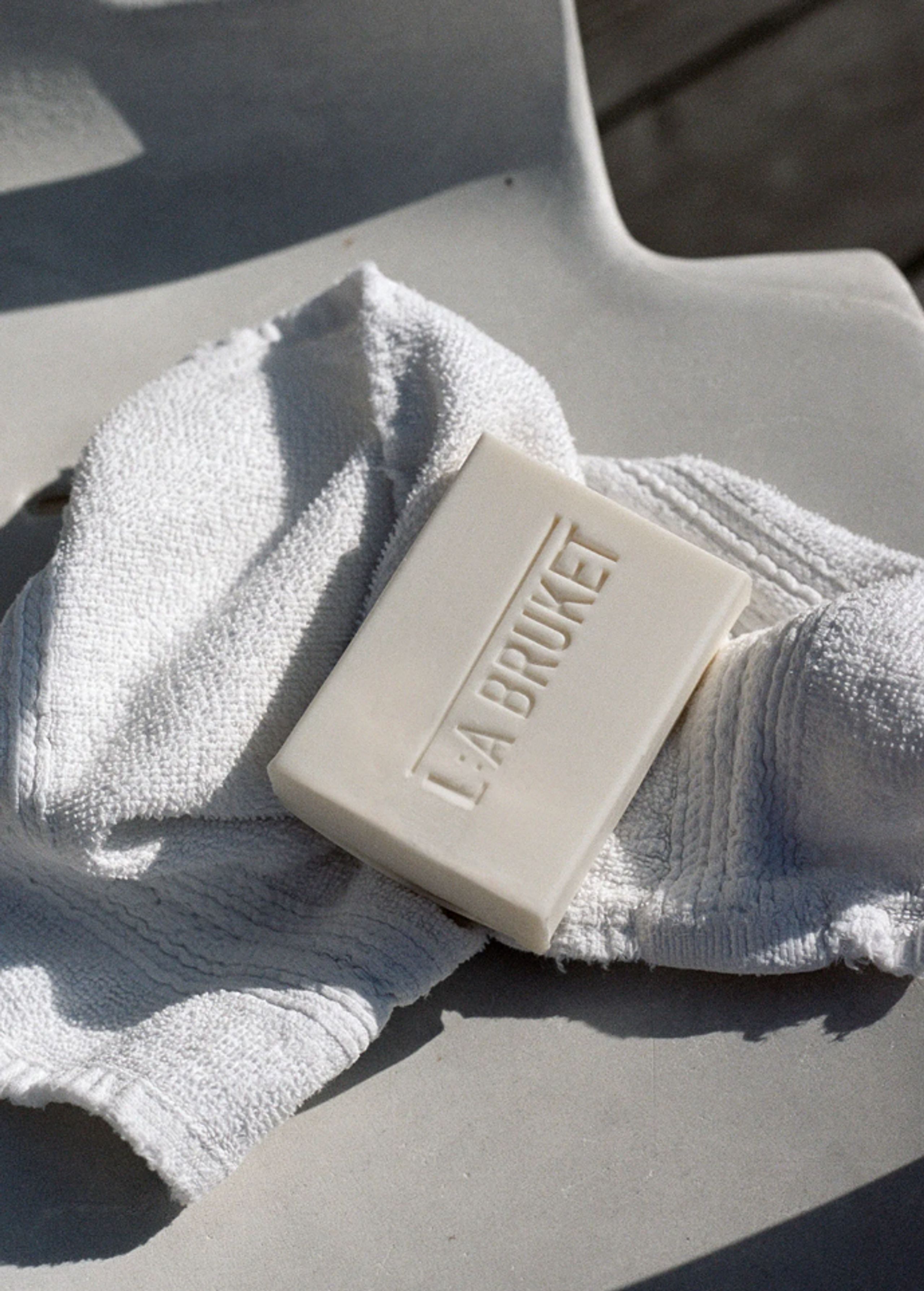 L:A Bruket - Savon - Fast sæbe-bar - L:A Bruket - No. 083 - Salvia/Rosmarin/Lavendel - 120 g