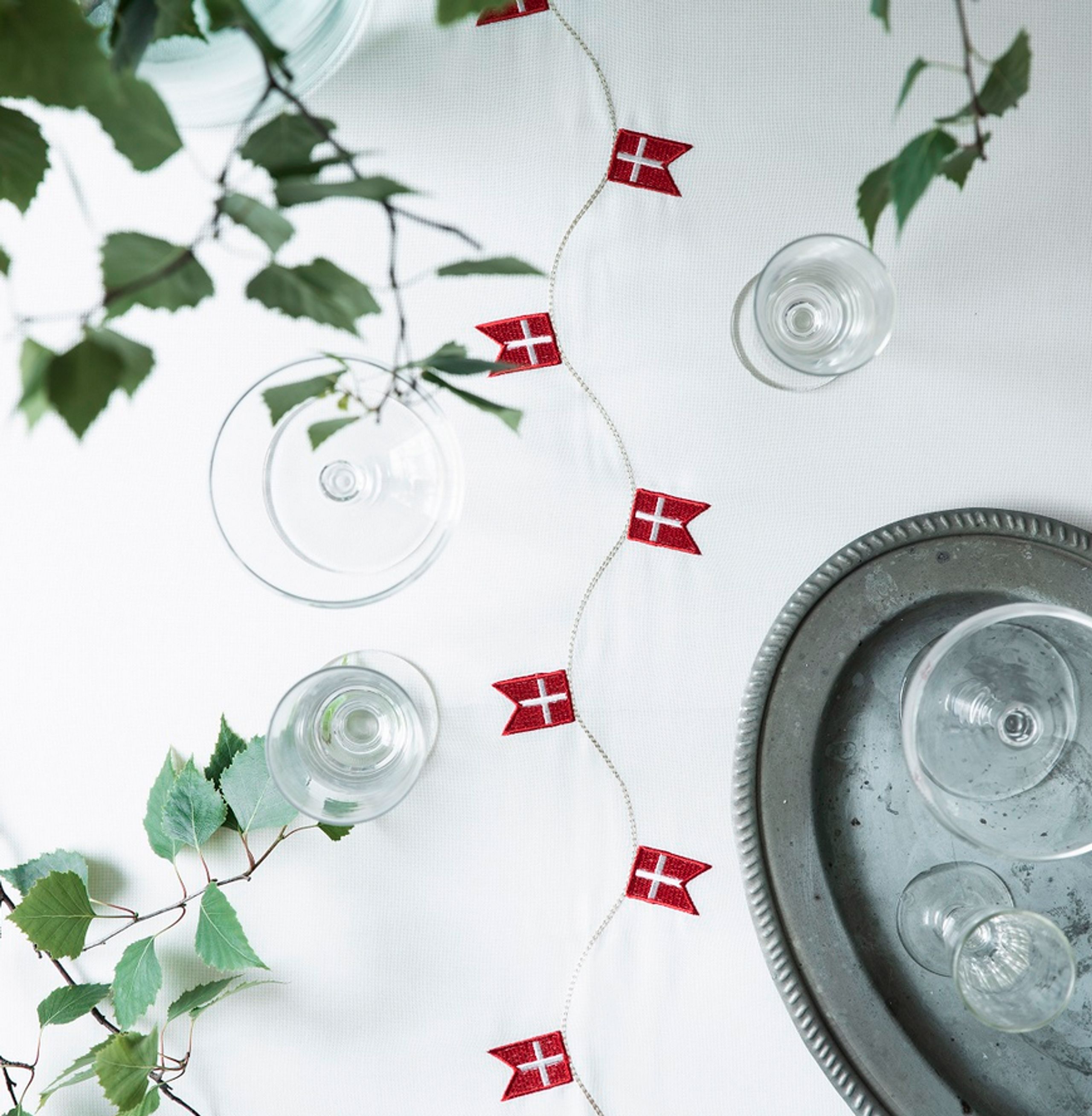 Langkilde & Søn - Tablecloth - Fødselsdagsdug af stof - White/Red