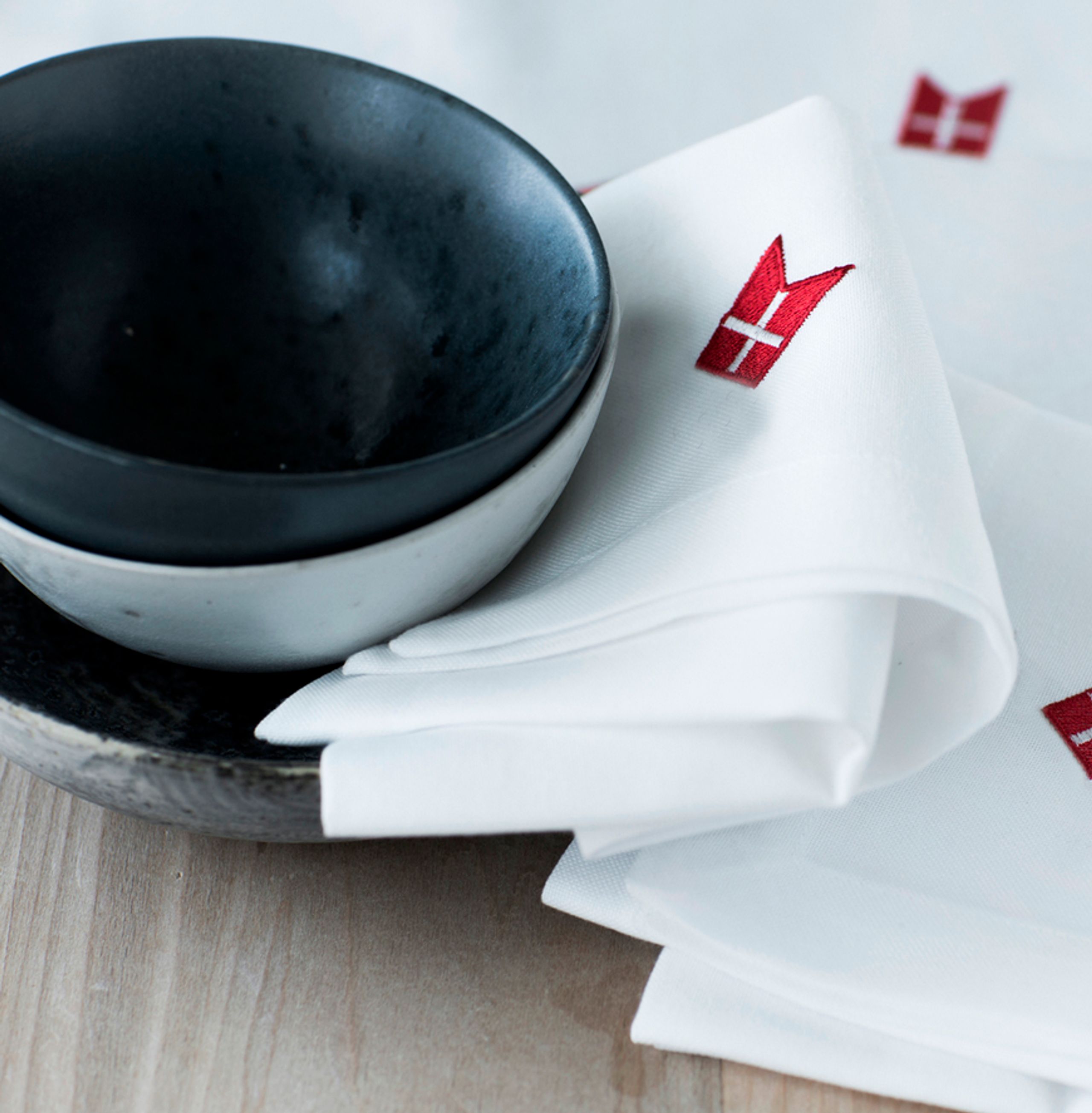 Langkilde & Søn - Cloth napkins - Fødselsdagsserviet i stof med dannebrog - White