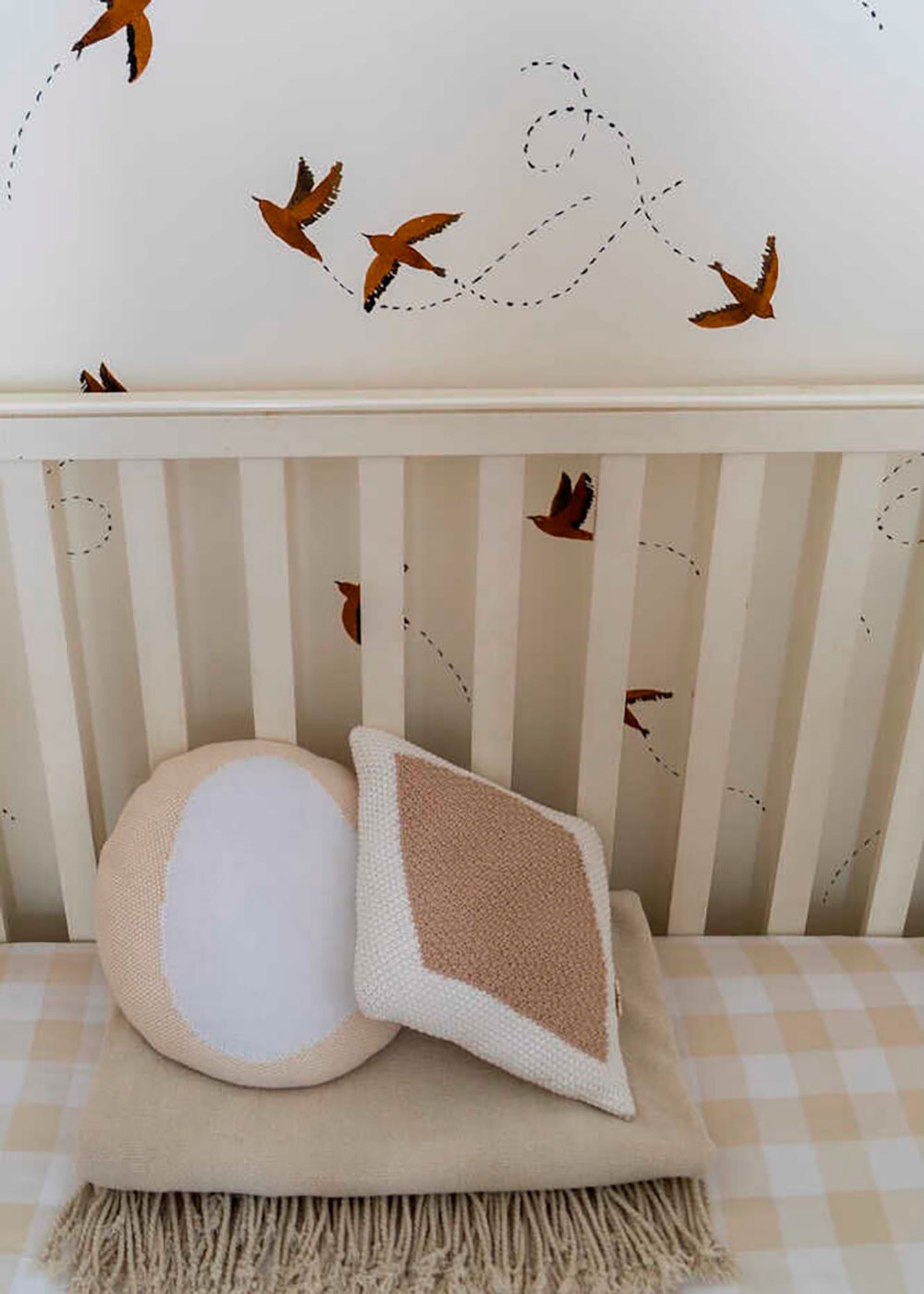 Lorena Canals - Børnepude - Knitted Cushion Bonbon - Vanilla / White