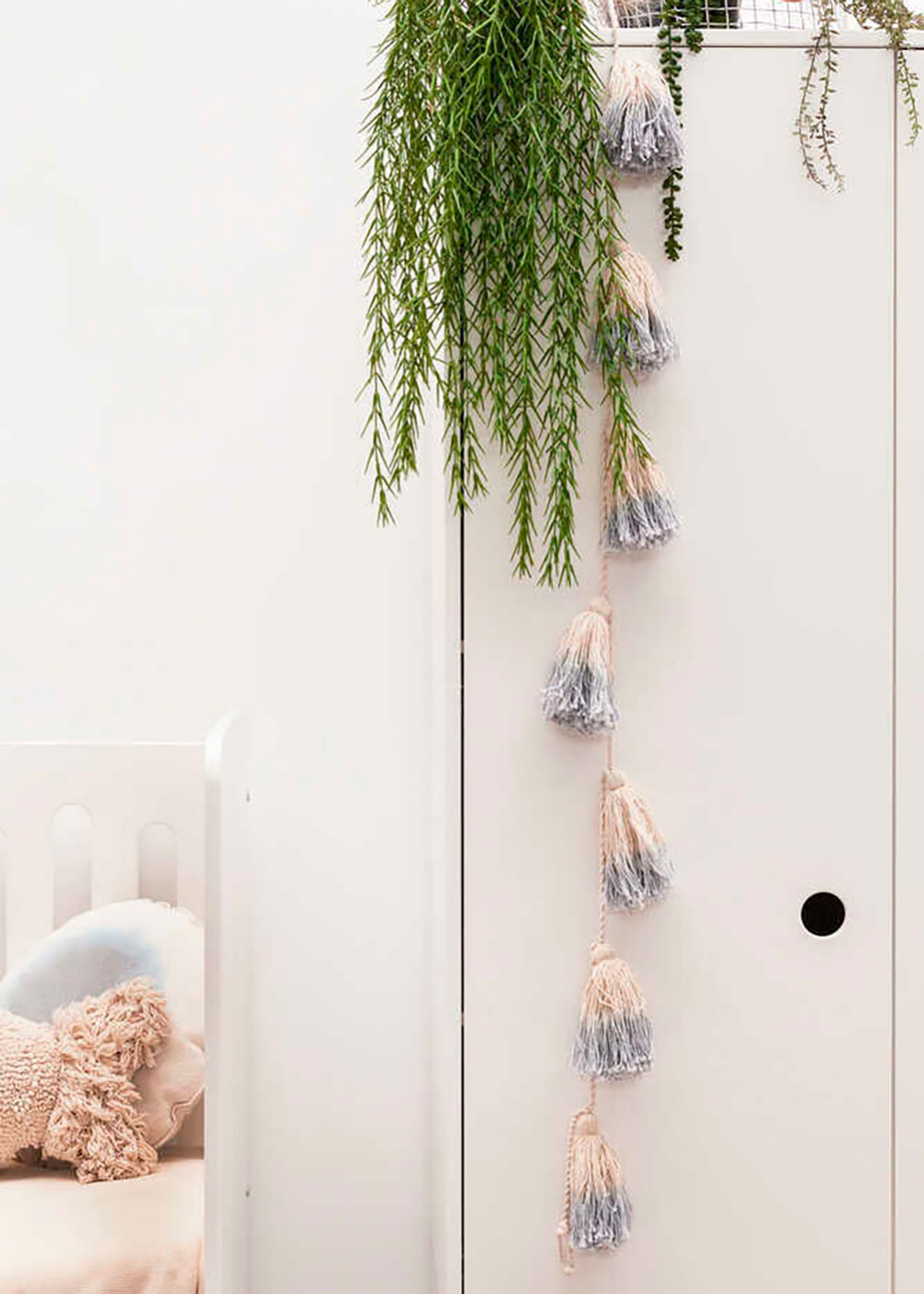 Lorena Canals - Børnevægdekoration - Garland Pom Pom Tie-Dye - Soft Blue