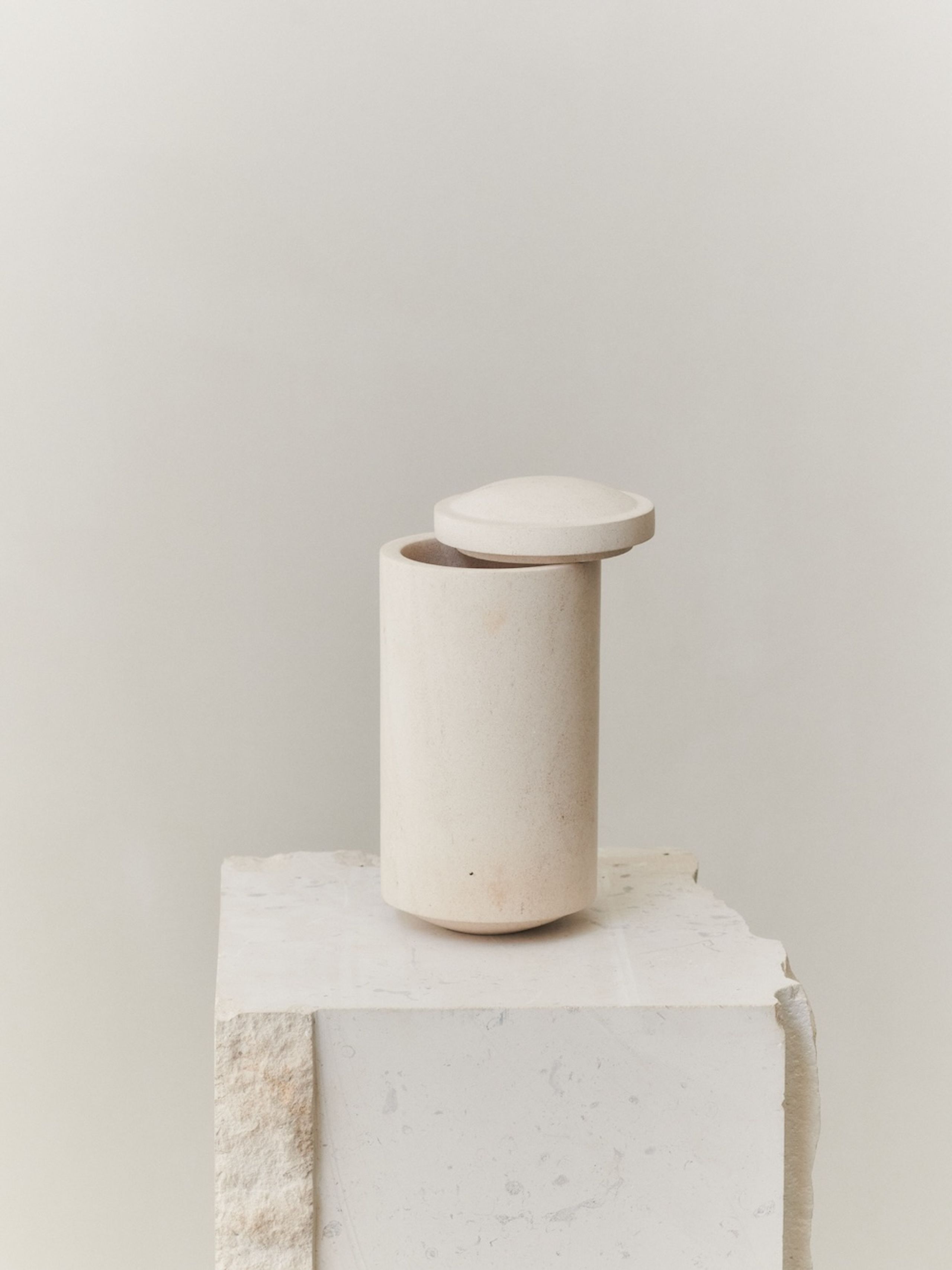 Louise Roe - Boîtes de rangement - Gallery Object Jar - 03 Limestone