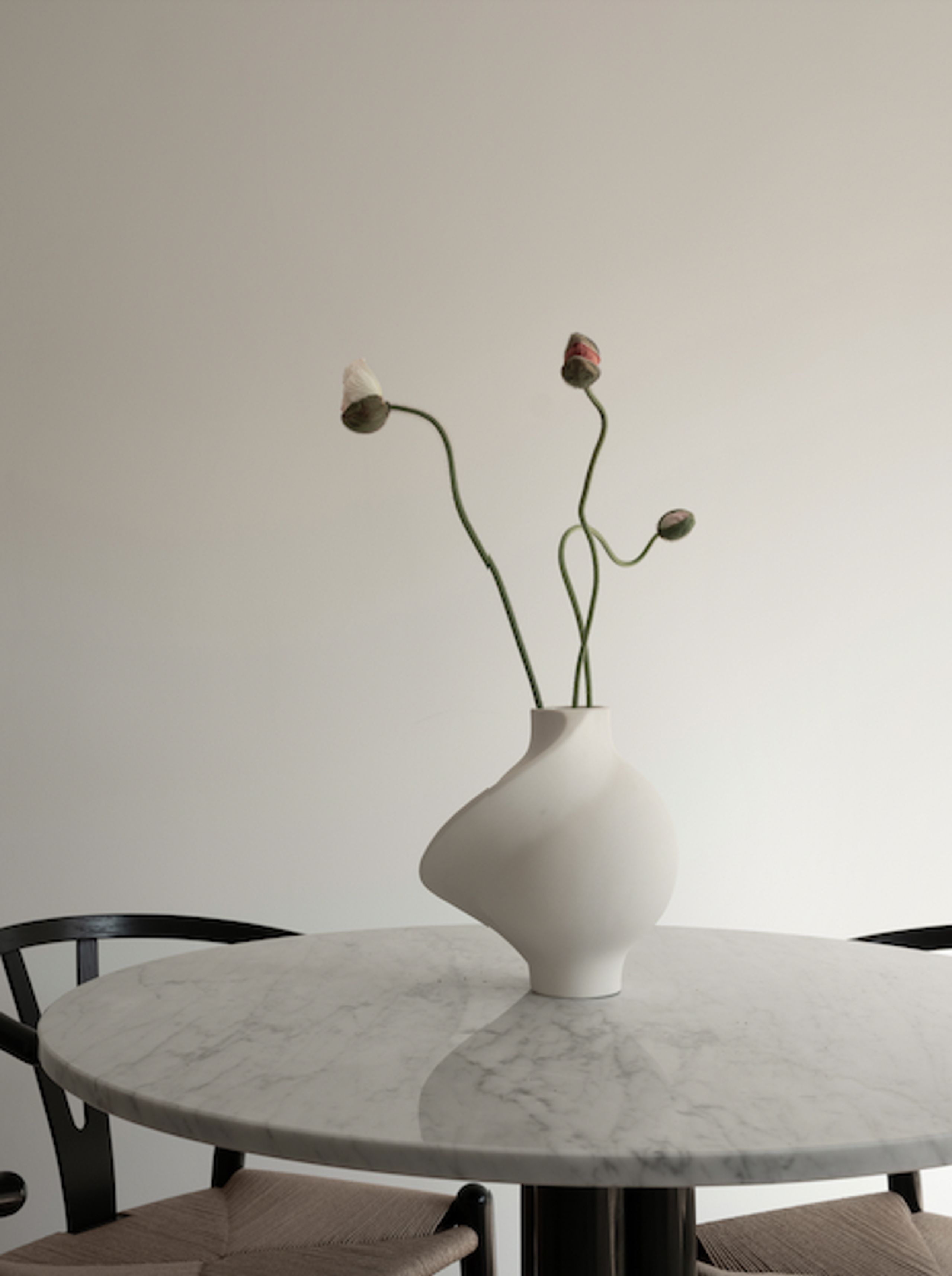 Louise Roe - Spisebord - Roundabout White Table - White Marble With Black Base