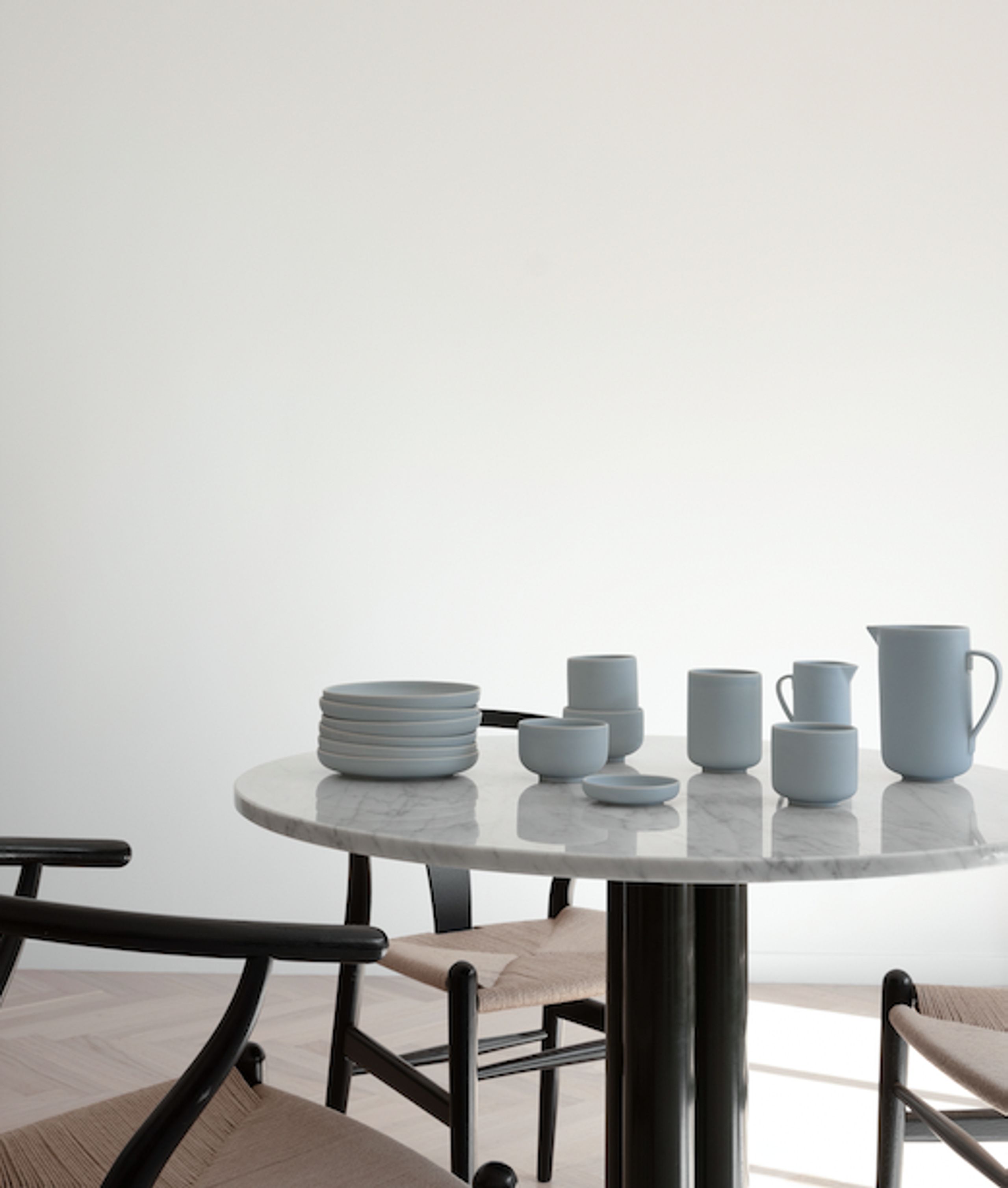 Louise Roe - Spisebord - Roundabout White Table - White Marble With Black Base