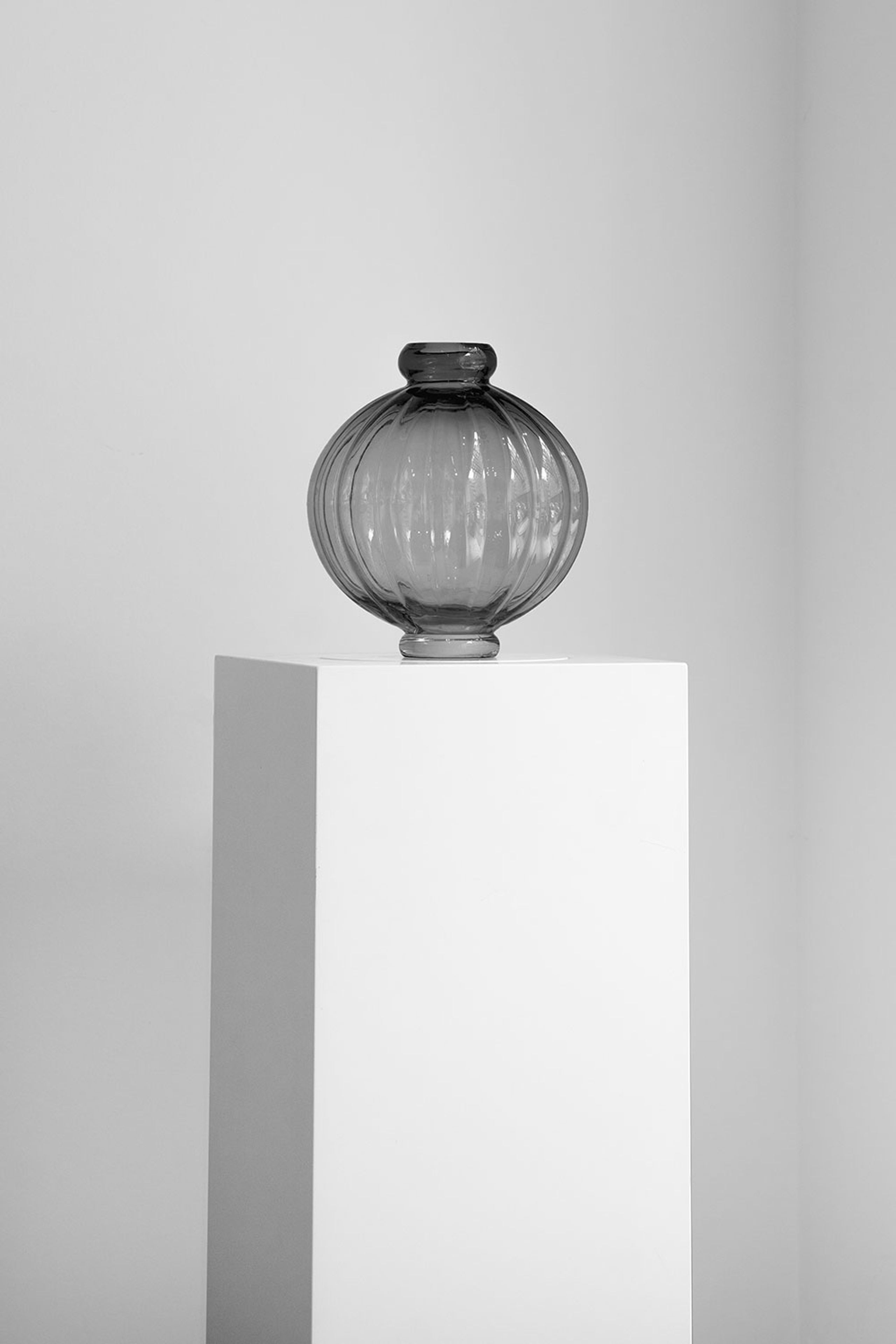 Louise Roe - Vase - Balloon Vase 01 - Raw White