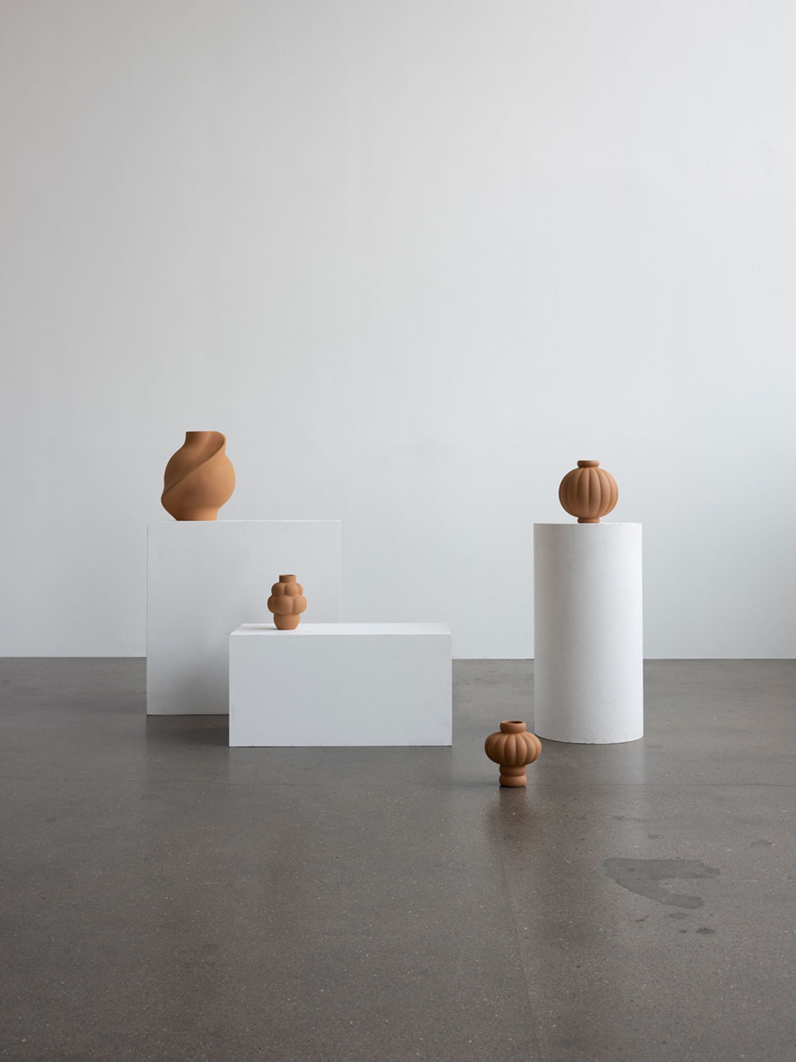 Louise Roe - Vase - Balloon Vase 01 - Raw White