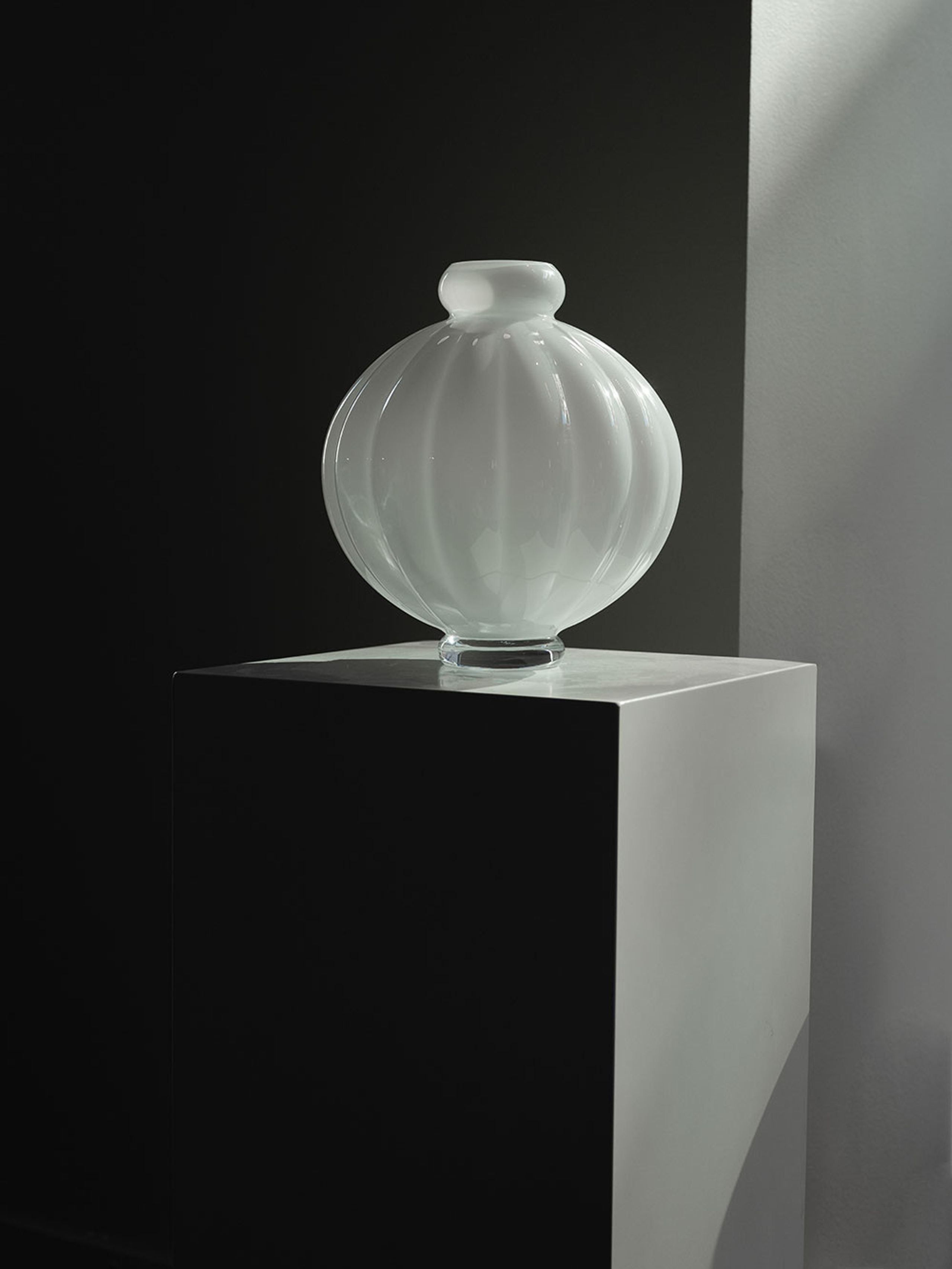 Louise Roe - Vase - Balloon Vase 01 - Smoke