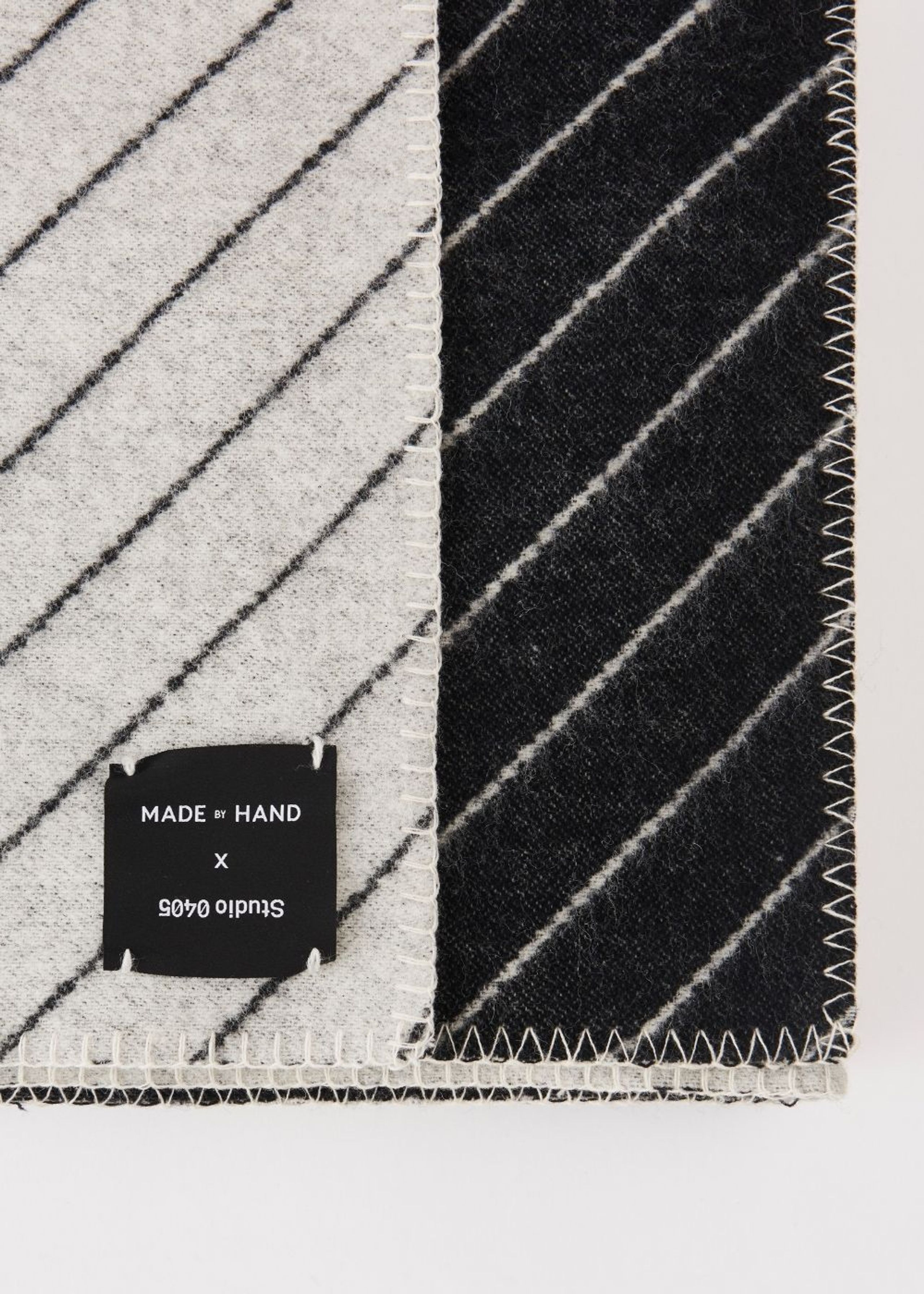 Made by Hand - Tapis - Pinstripe throw - Black