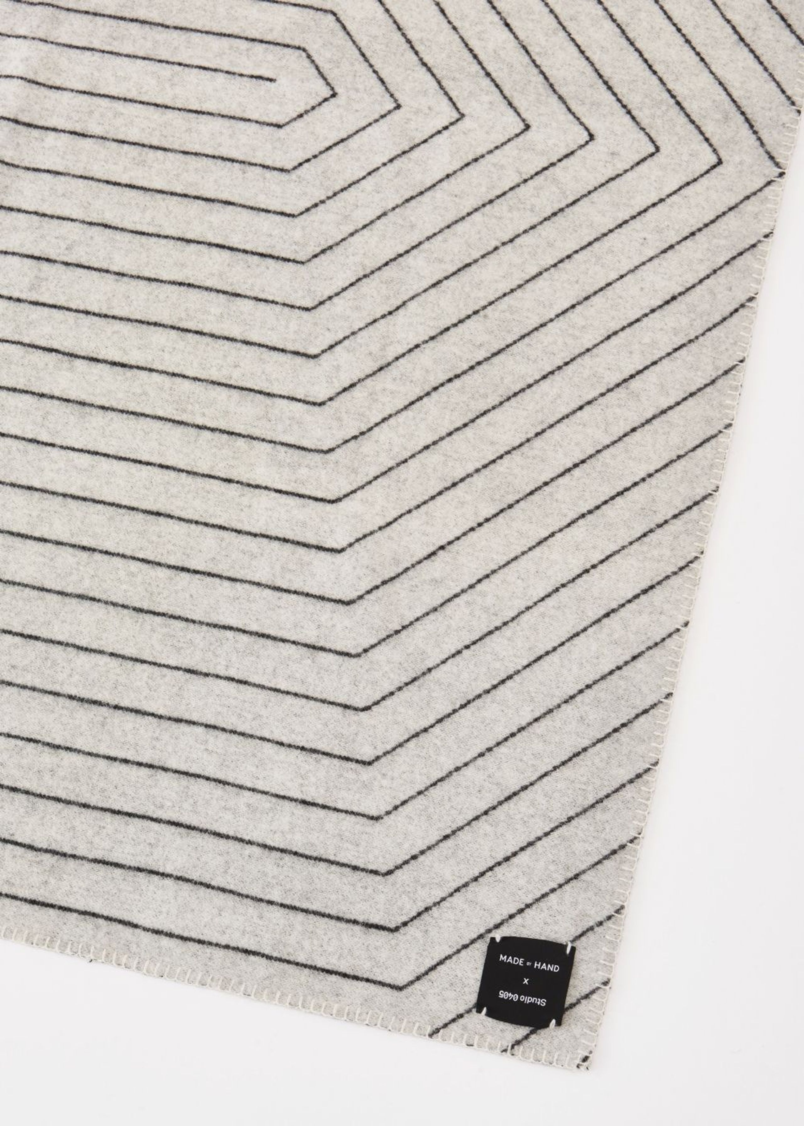 Made by Hand - Tapis - Pinstripe throw - Black