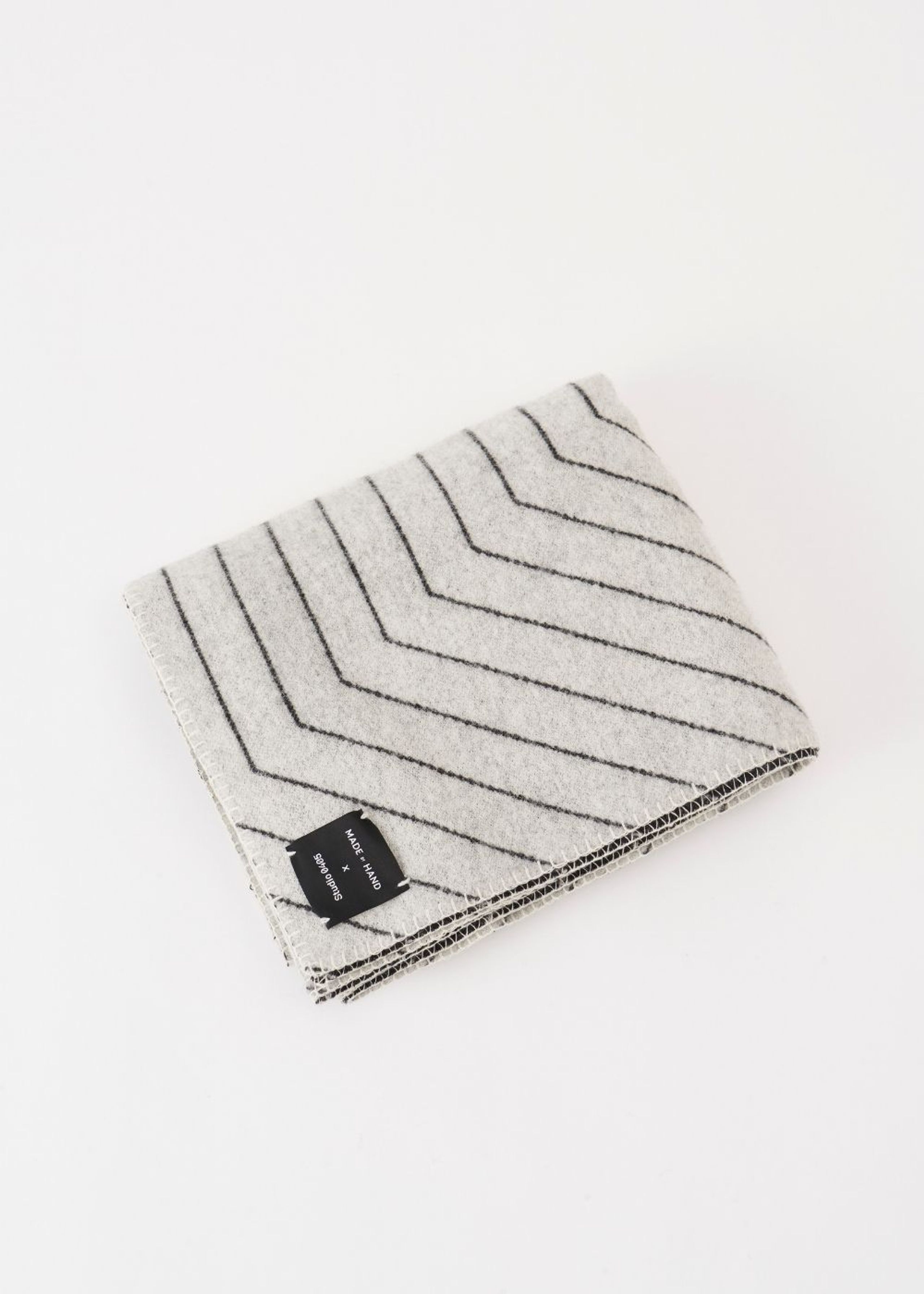 Made by Hand - Tapis - Pinstripe throw - Black