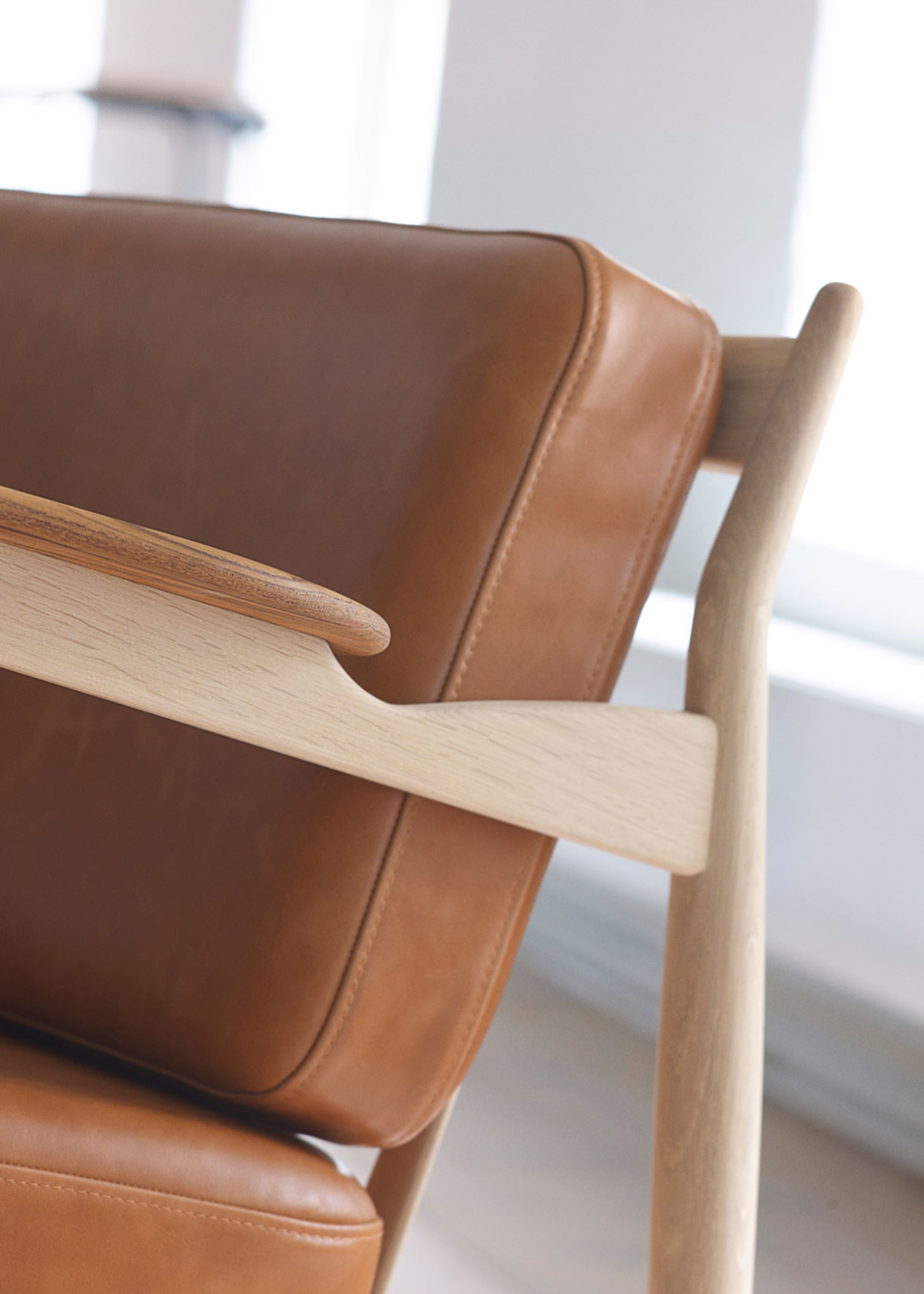 Magnus Olesen - Lounge stoel - Model 107 Lounge Chair - Frame: White oiled oak / Armrests: Oiled teak / Cushions: Dunes Cognac 21000