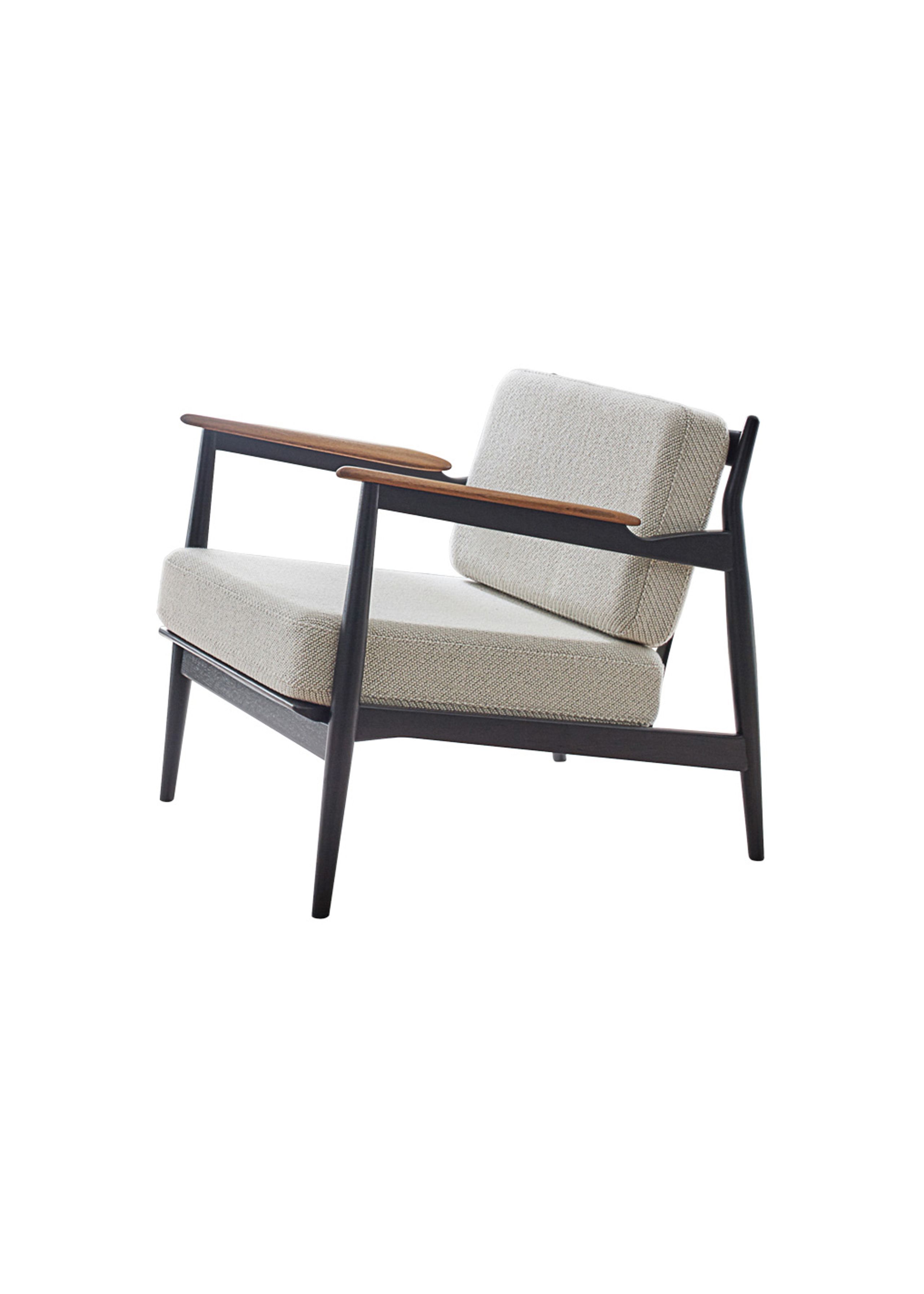Magnus Olesen - Chaise lounge - Model 107 Lounge Chair - Frame: Black stained oak / Armrests: Oiled teak / Cushions: Coda 103 white