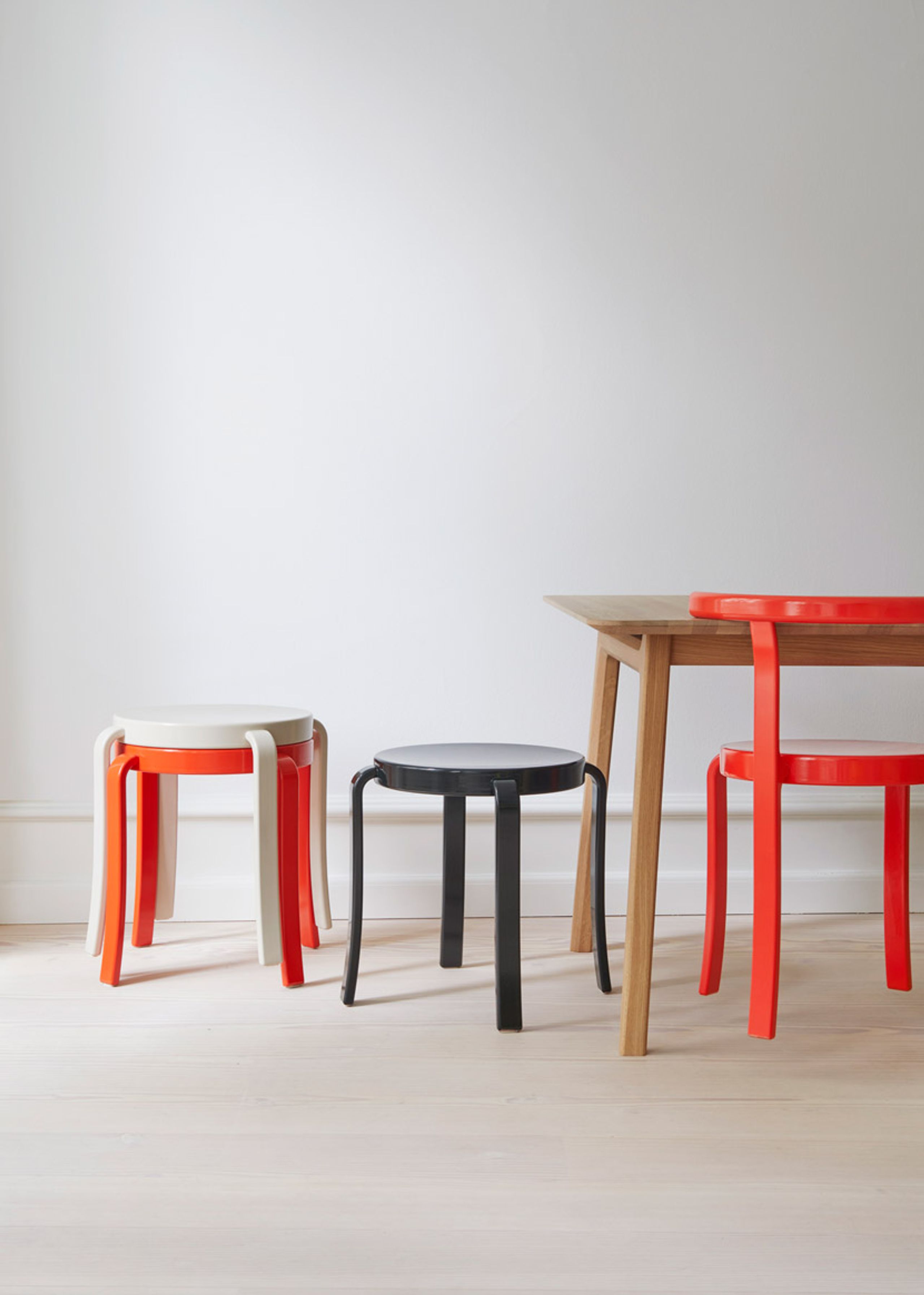 Magnus Olesen - Hocker - 8000 Series Stool - Lacquered beech / Retro pink