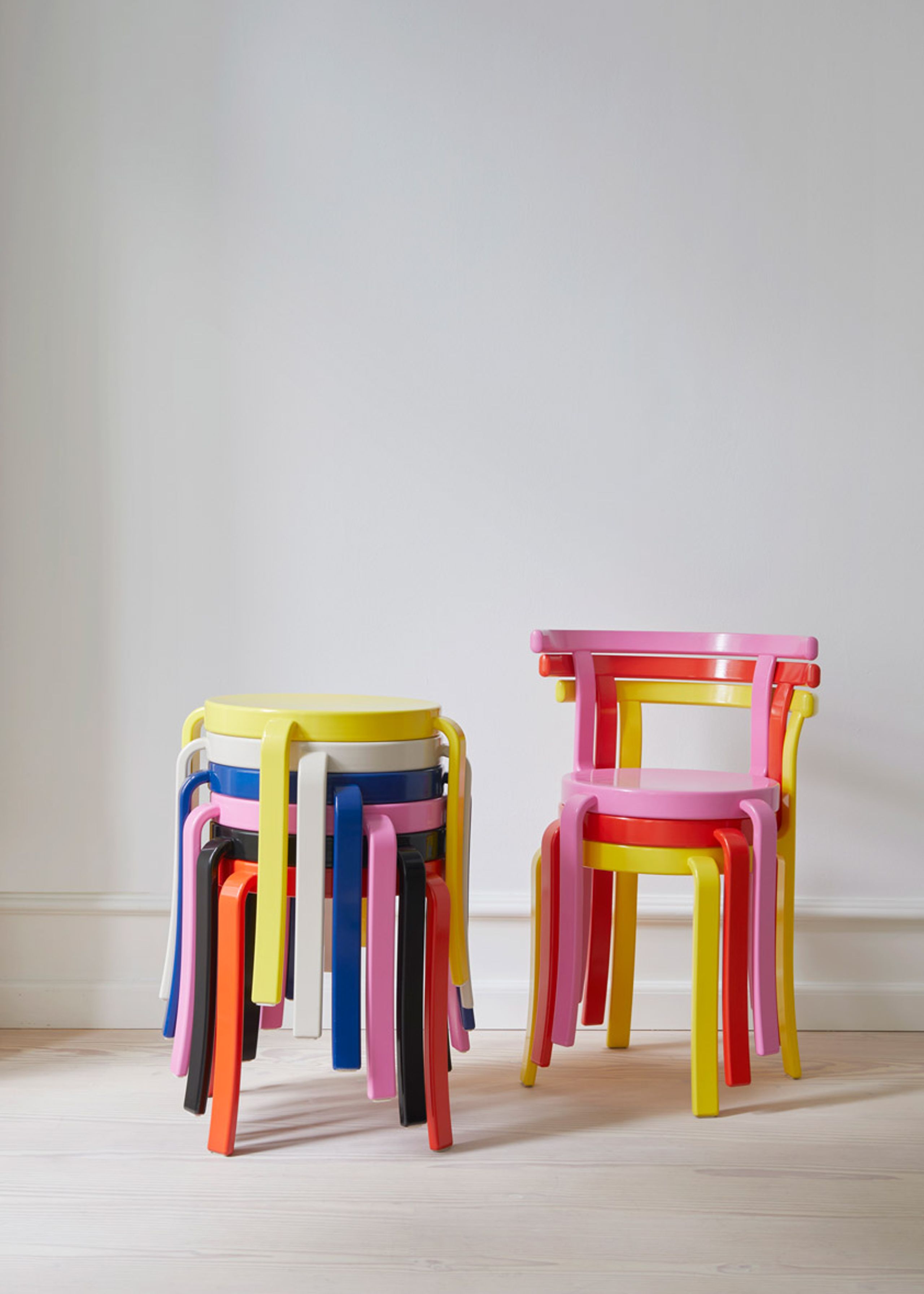 Magnus Olesen - Hocker - 8000 Series Stool - Lacquered beech / Retro pink