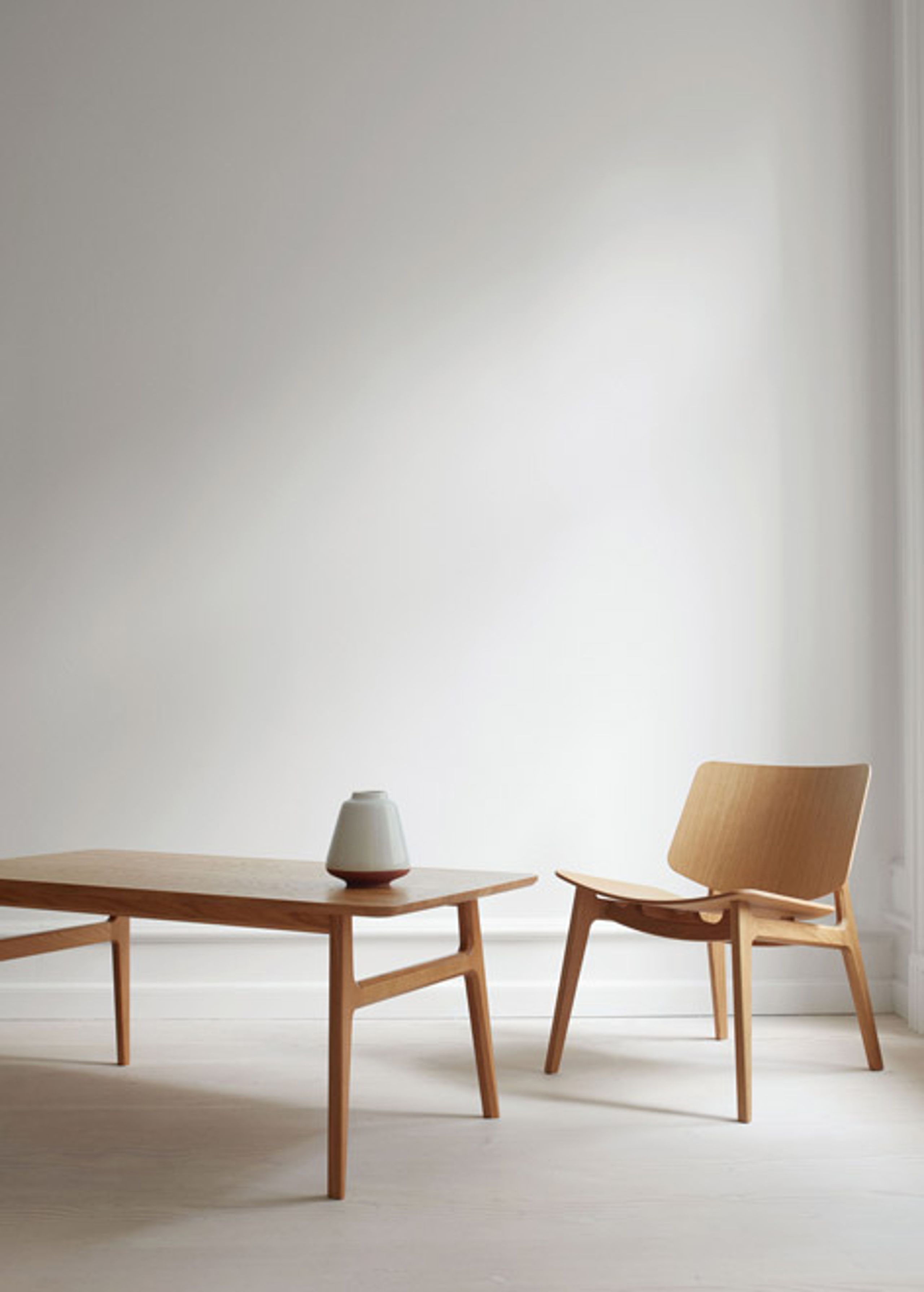 Magnus Olesen - Couchtisch - Freya Coffee Table - Frame: Lacquered oak / Tabletop: Grey linoleum w/oak edge - Ø40