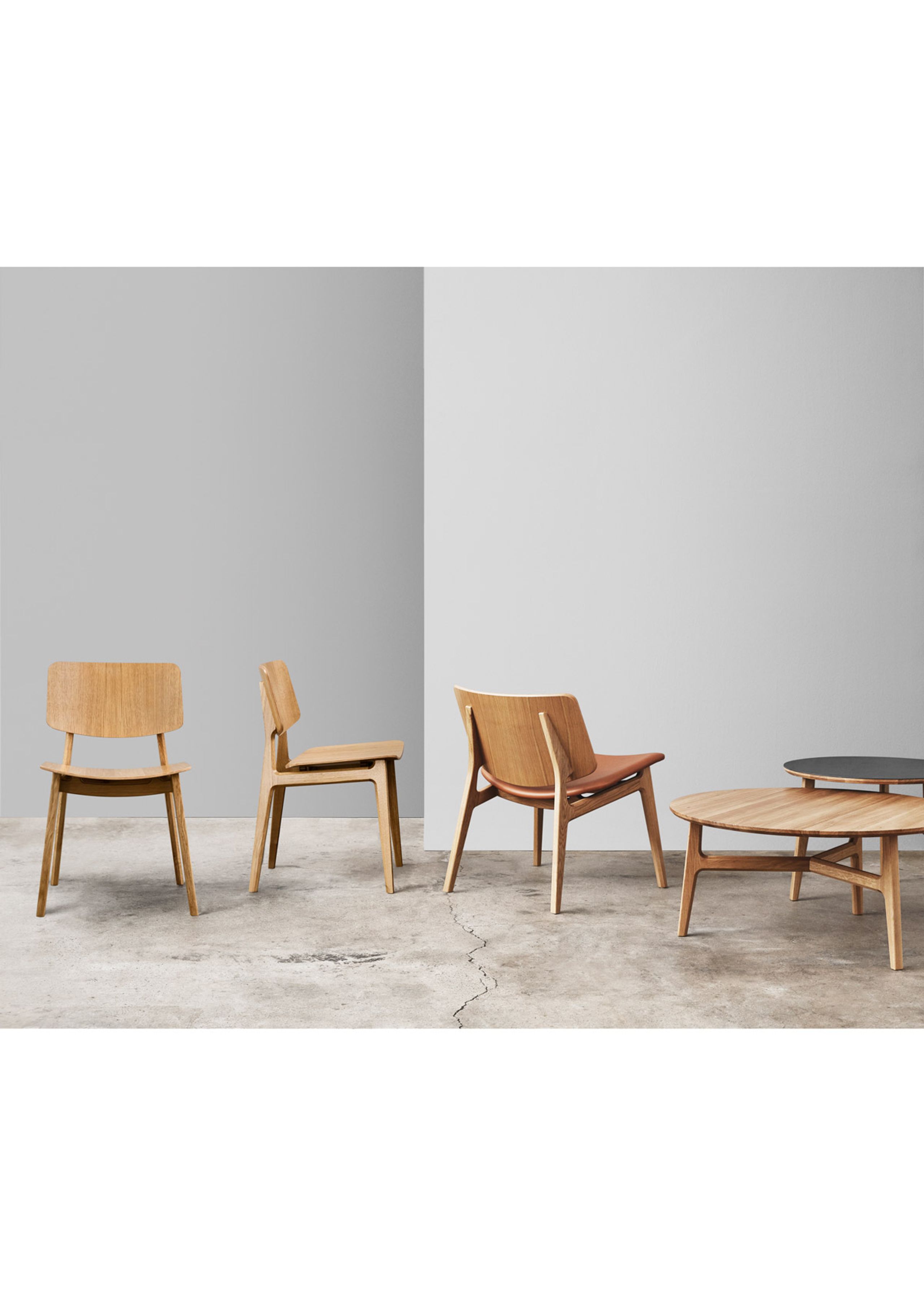 Magnus Olesen - Couchtisch - Freya Coffee Table - Frame: Lacquered oak / Tabletop: Grey linoleum w/oak edge - Ø40