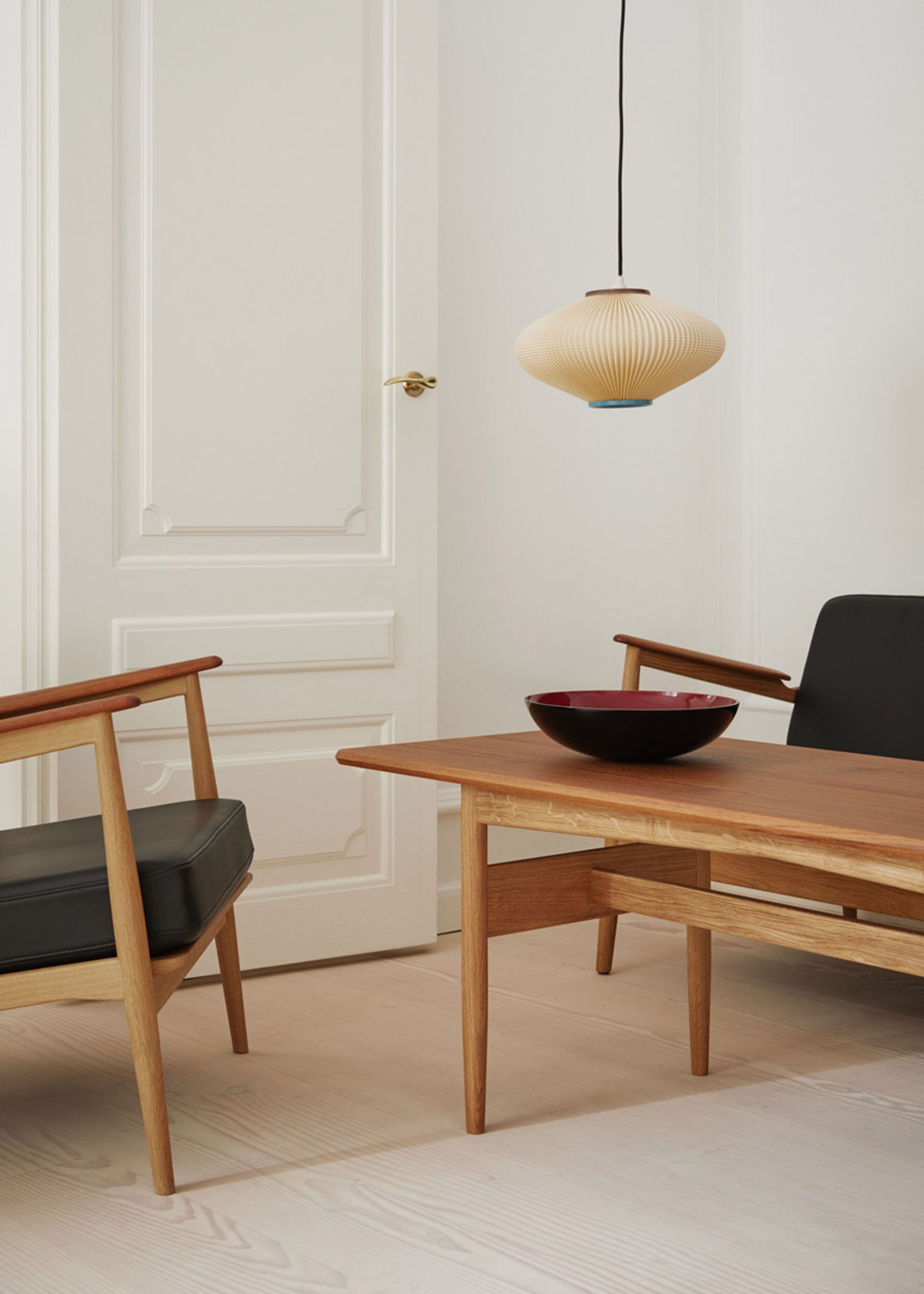 Magnus Olesen - Sofabord - Model 107 Coffee Table - Frame: White oiled oak / Table top: Oiled teak veneer w/solid teak edge