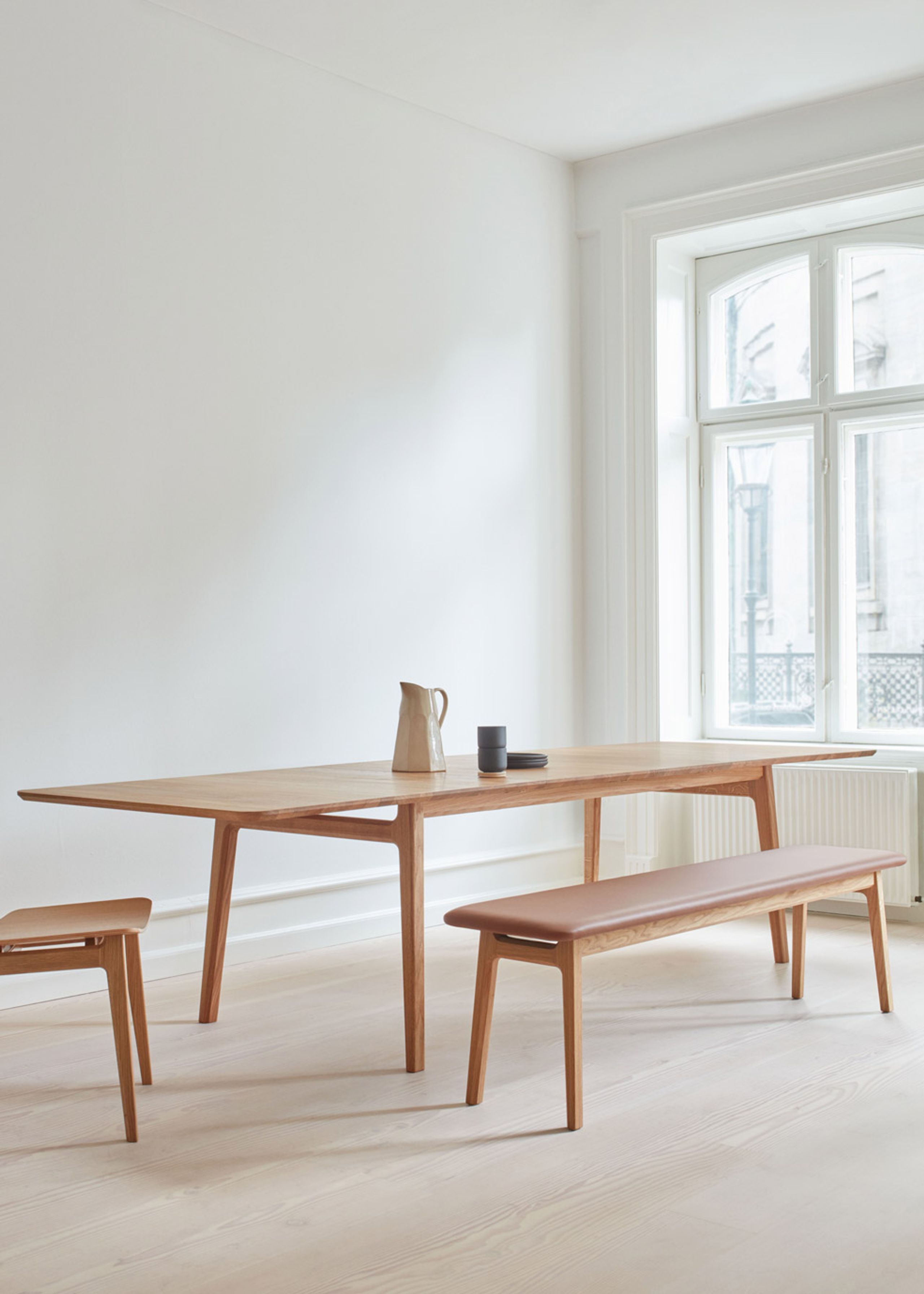 Magnus Olesen - Mesa de comedor - Freya Dining Table - Frame: Oak / Tabletop: Black linoleum