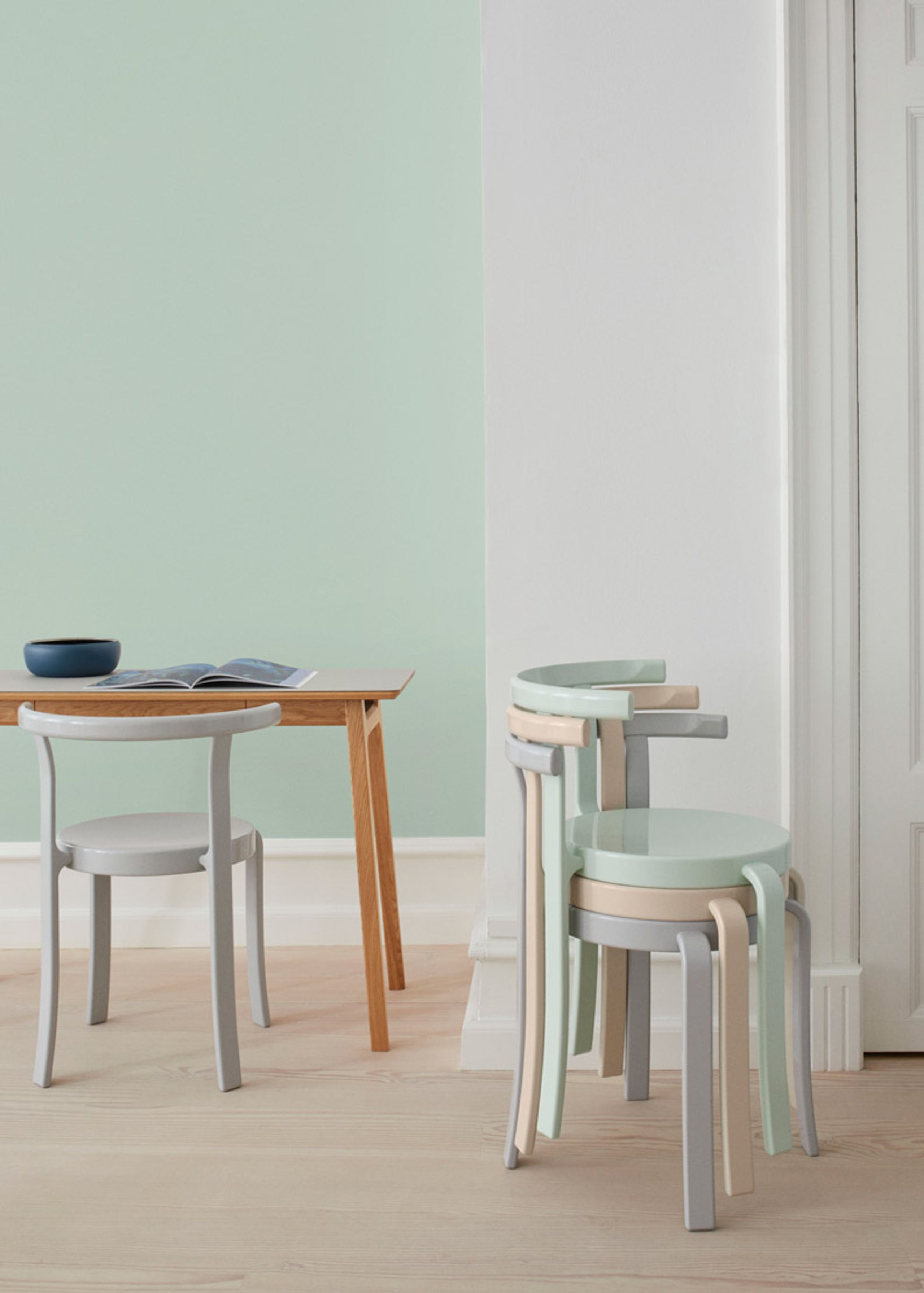 Magnus Olesen - Dining chair - 8000 Series Chair - Lacquered beech / Grey