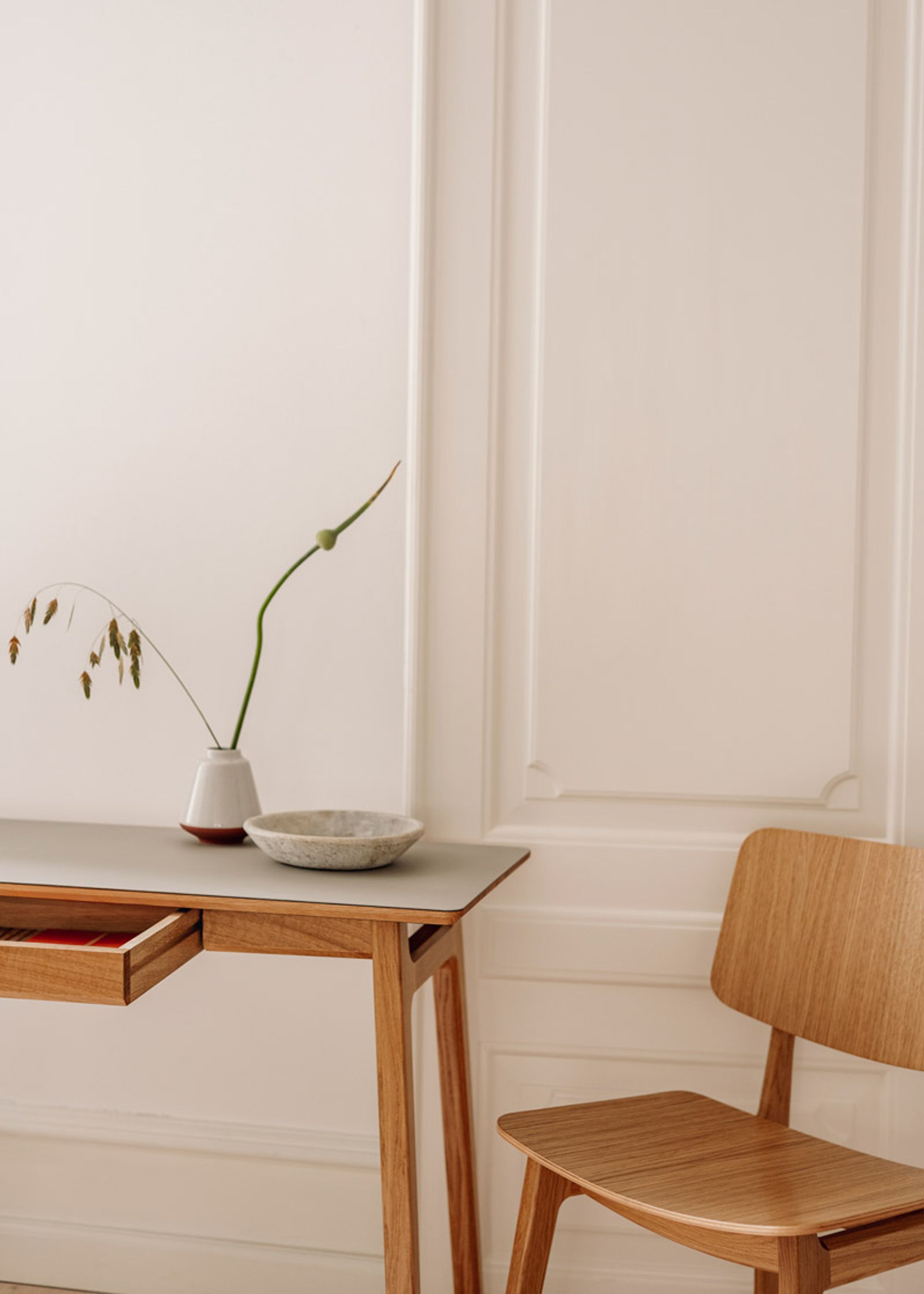 Magnus Olesen - Spisebordsstol - Freya Two Chair - Stel: Sortbejdset eg / Sæde fuldpolstring: Savanne 30314