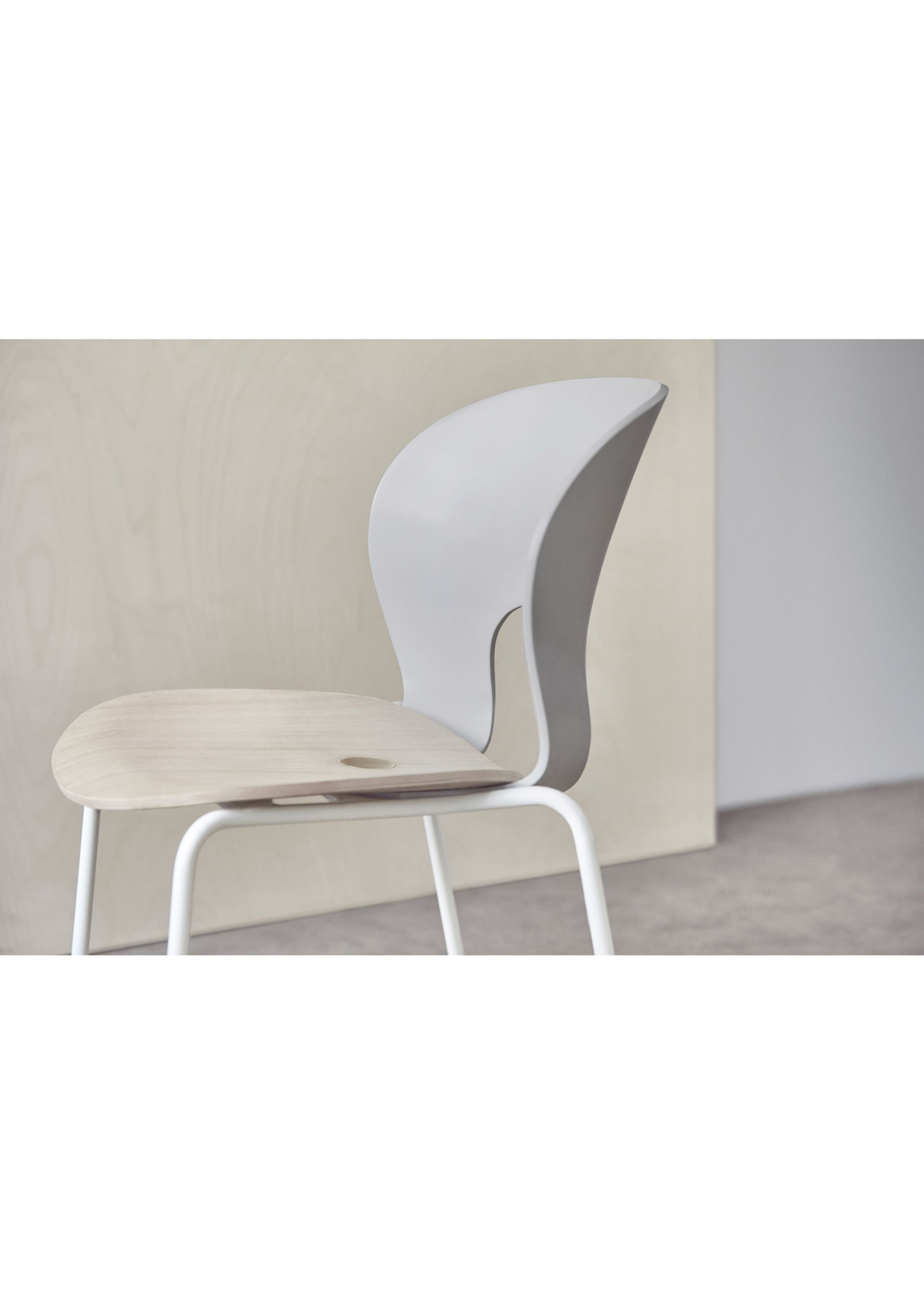Magnus Olesen - Chaise à manger - Ø Chair - Frame: Beige / Seat: Royal Nubuck Ecru 30253 / Screw: Brass / Back: Light Mocha