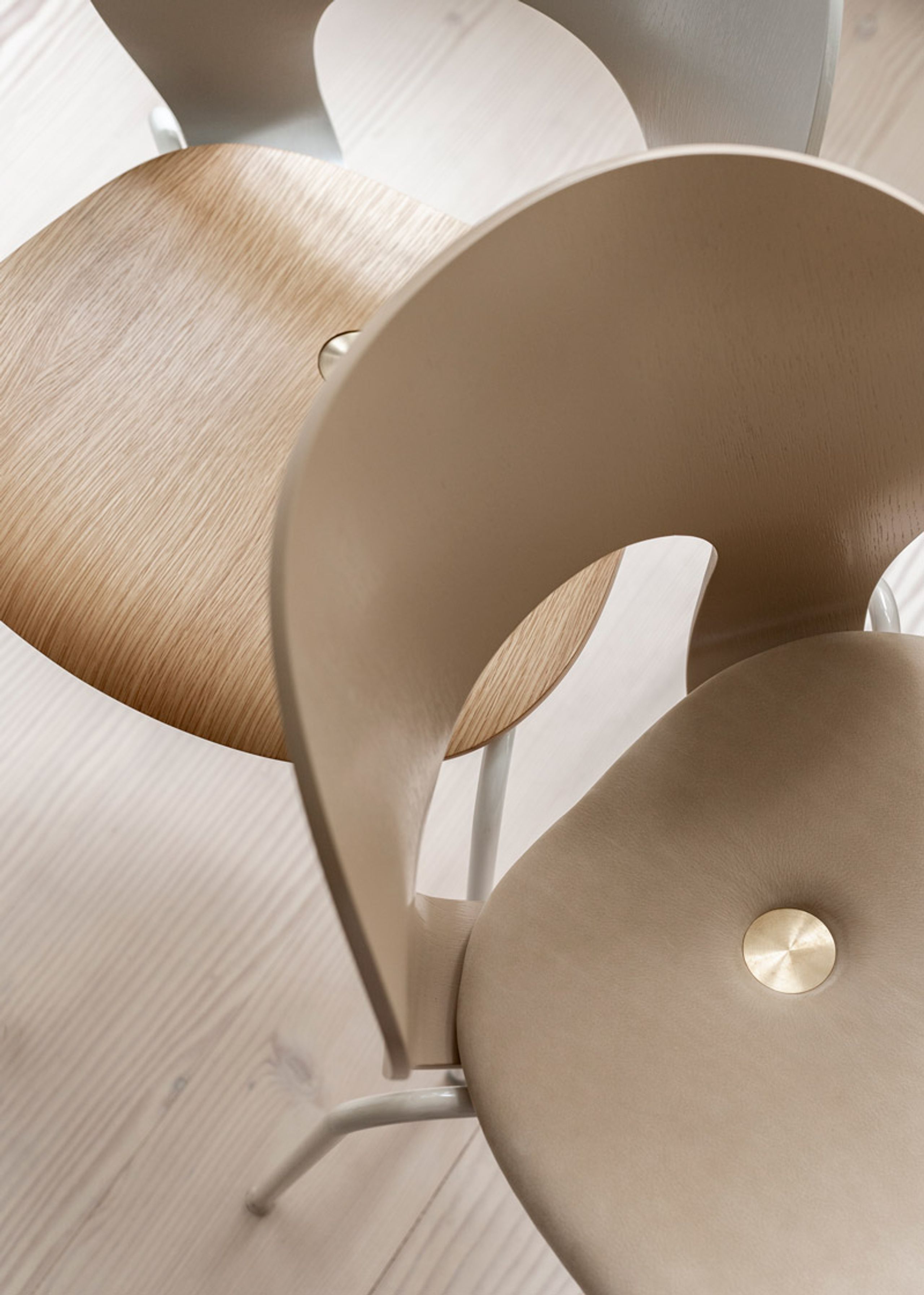 Magnus Olesen - Chaise à manger - Ø Chair - Frame: Beige / Seat: Royal Nubuck Ecru 30253 / Screw: Brass / Back: Light Mocha