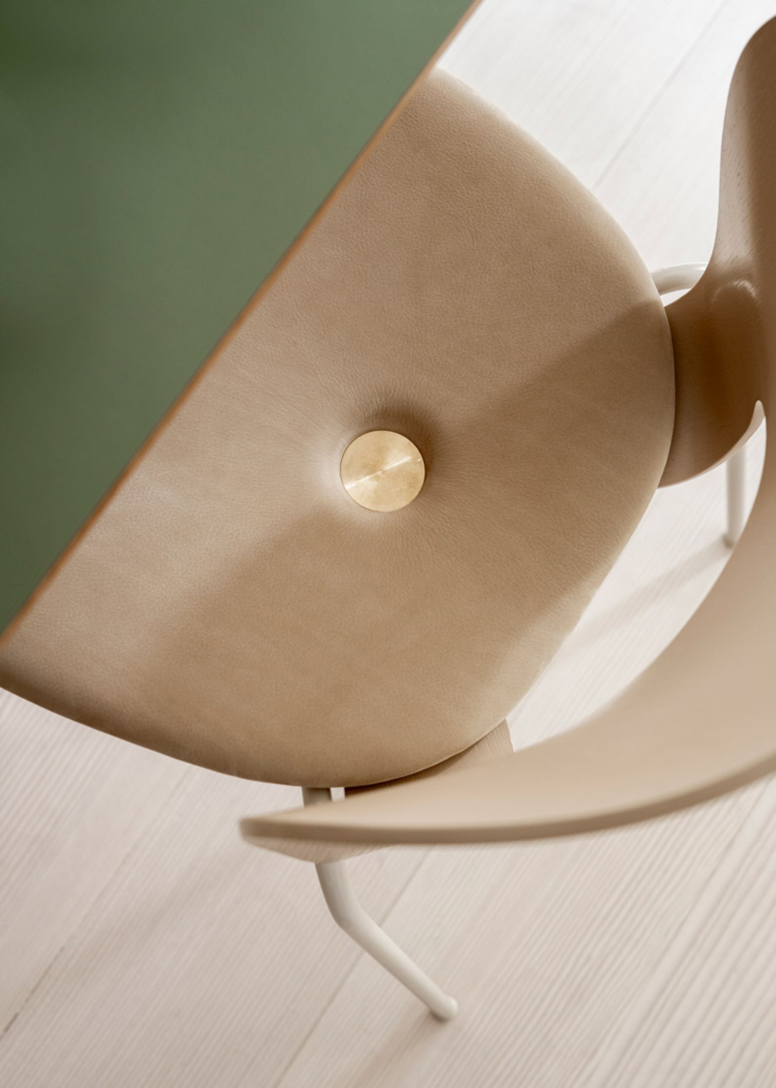 Magnus Olesen - Chaise à manger - Ø Chair - Frame: Beige / Seat: Royal Nubuck Ecru 30253 / Screw: Brass / Back: Light Mocha