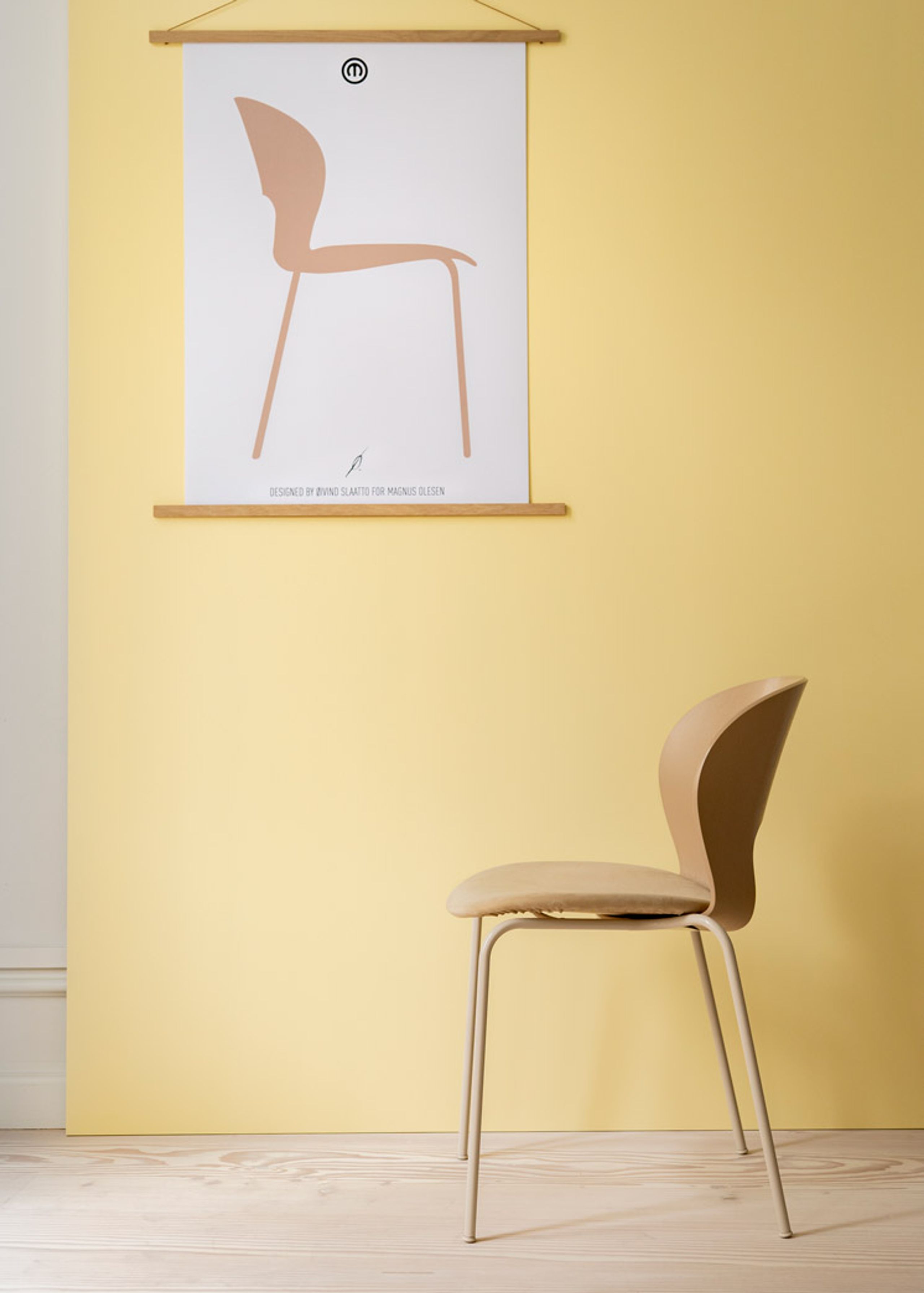 Magnus Olesen - Chaise à manger - Ø Chair - Frame: Beige / Seat: Royal Nubuck Ecru 30253 / Screw: Brass / Back: Light Mocha