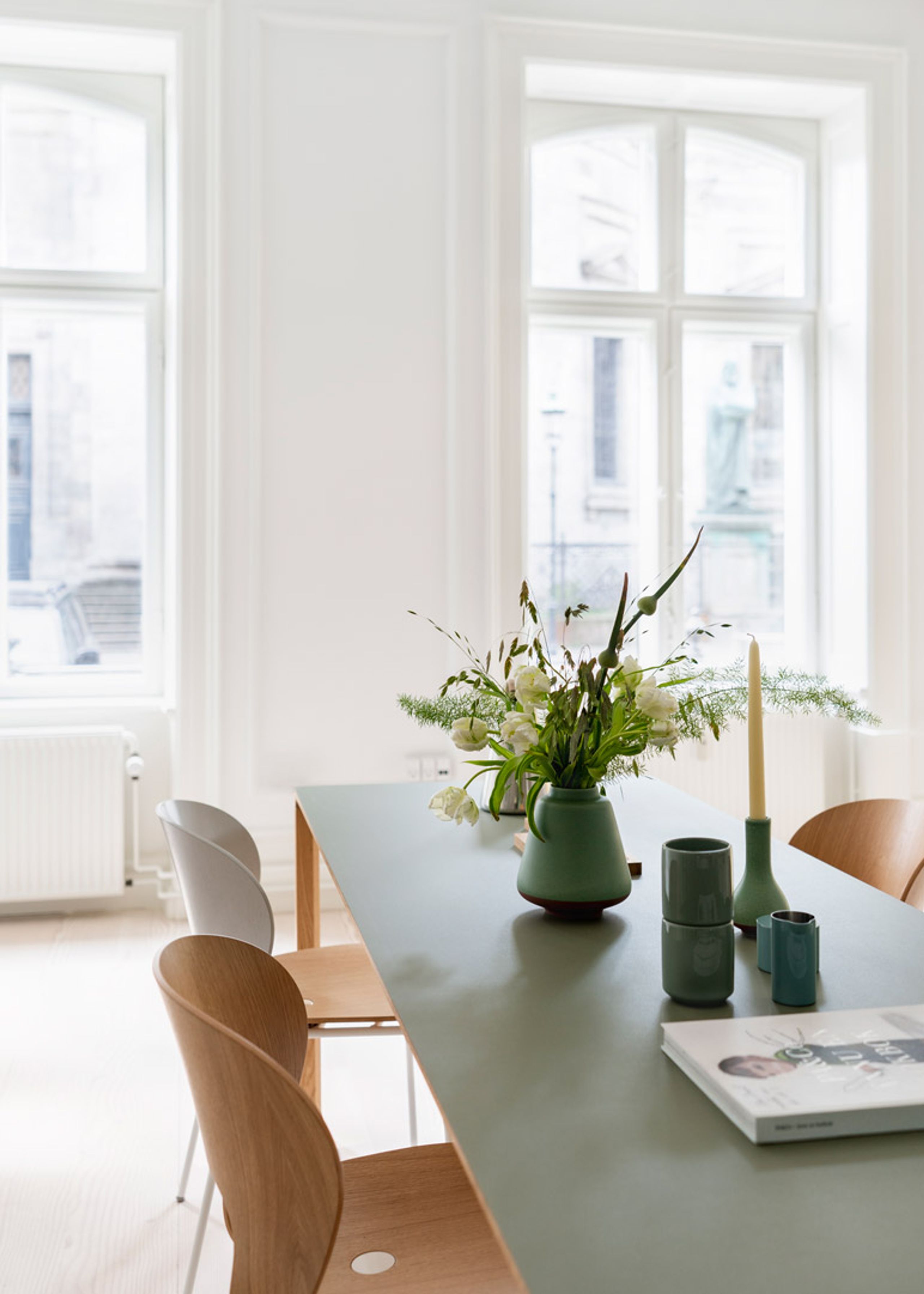 Magnus Olesen - Jídelní židle - Ø Chair - Frame: Grey / Seat: Light Yellow / Screw: Grey / Back: Lacquered Oak