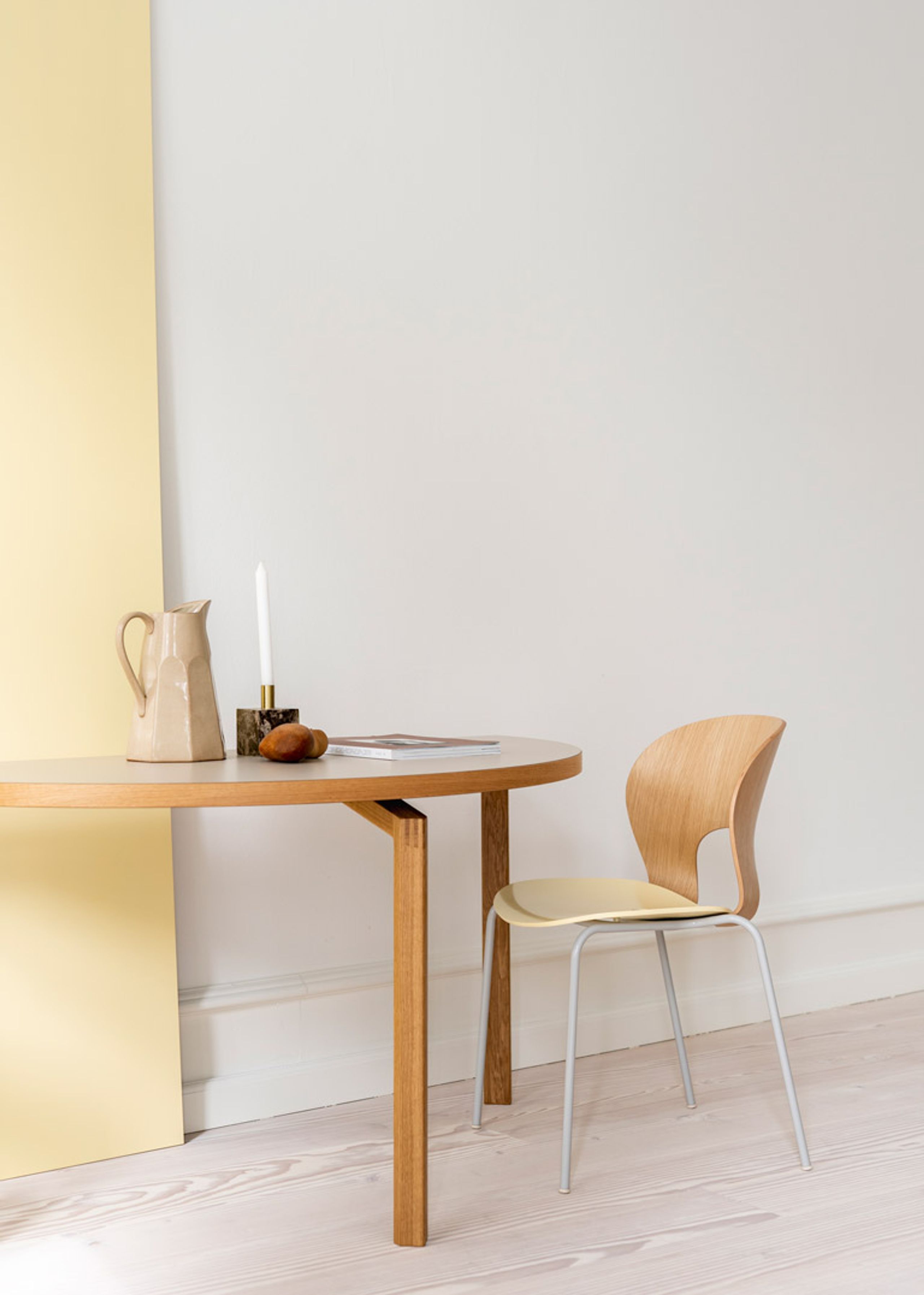 Magnus Olesen - Jídelní židle - Ø Chair - Frame: Grey / Seat: Light Yellow / Screw: Grey / Back: Lacquered Oak
