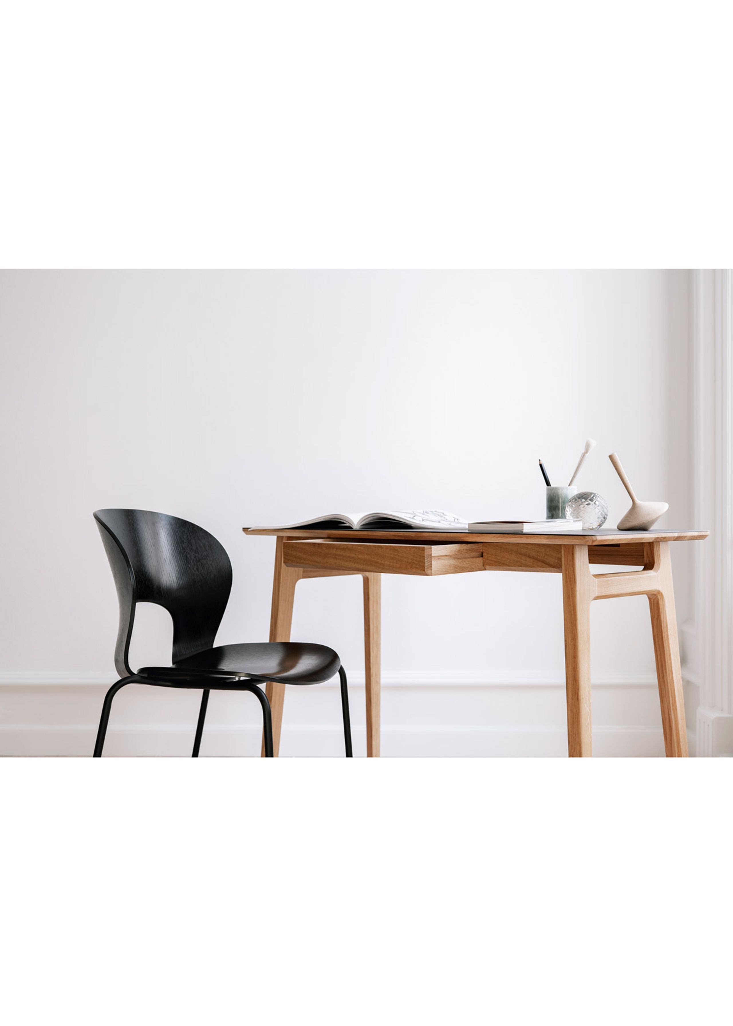 Magnus Olesen - Krzesło do jadalni - Ø Chair - Frame: Black / Seat: Black Painted Oak / Screw: Black / Back: Black Painted Oak