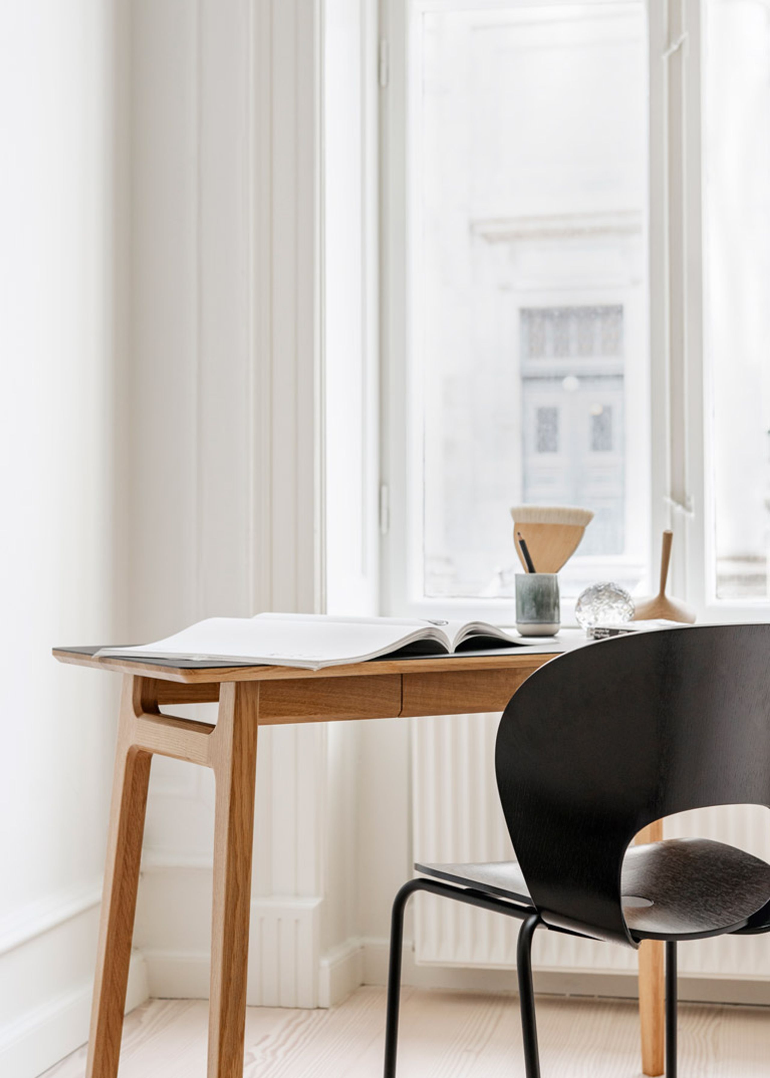 Magnus Olesen - Krzesło do jadalni - Ø Chair - Frame: Black / Seat: Black Painted Oak / Screw: Black / Back: Black Painted Oak