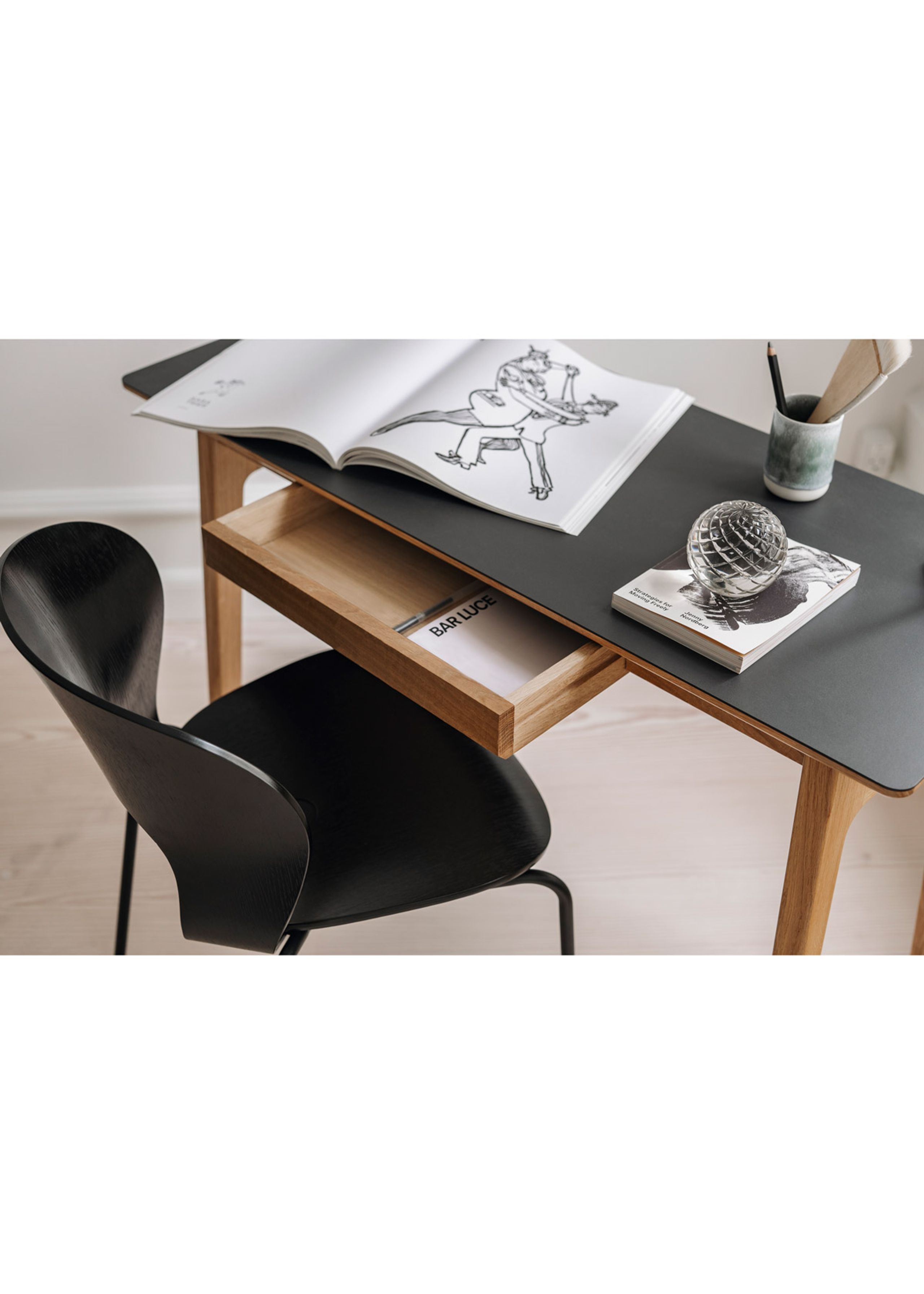 Magnus Olesen - Krzesło do jadalni - Ø Chair - Frame: Black / Seat: Black Painted Oak / Screw: Black / Back: Black Painted Oak