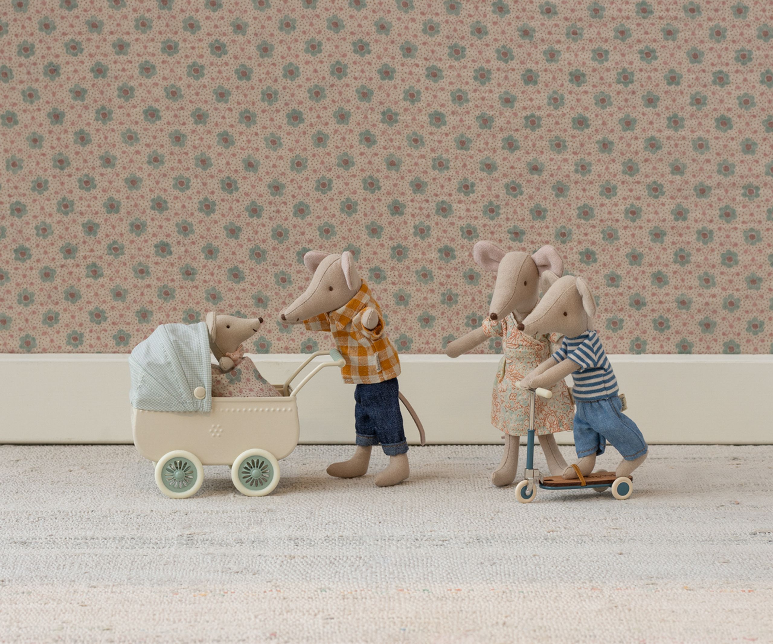 Maileg - Accessoires pour poupées - Pram With Baby Mouse - Mint