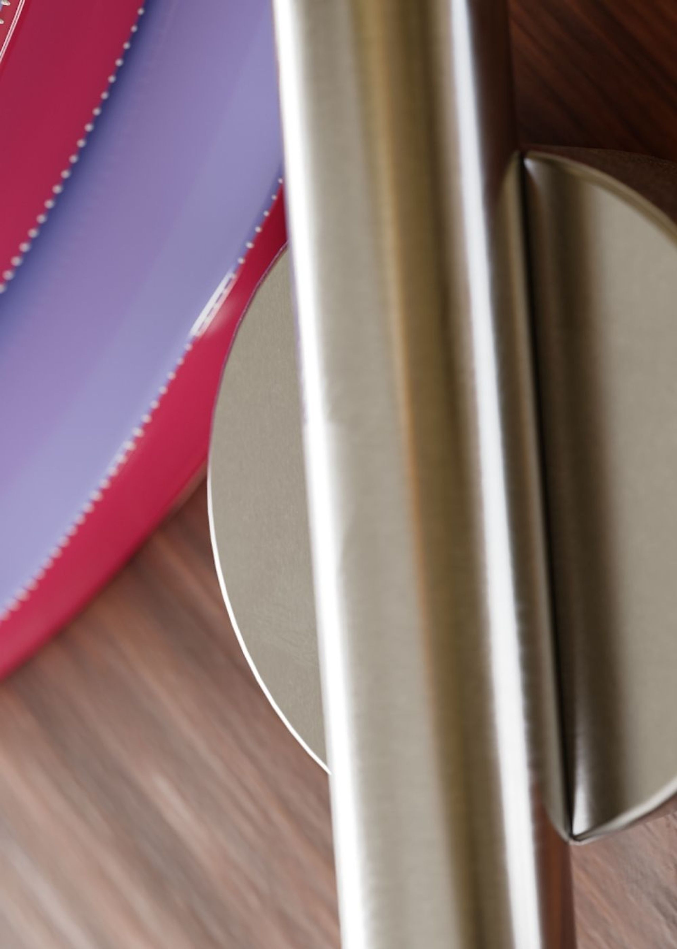 Mak Misho - Spisebordsstol - Wak Chair - Lavendel/Cherry/Electroplated