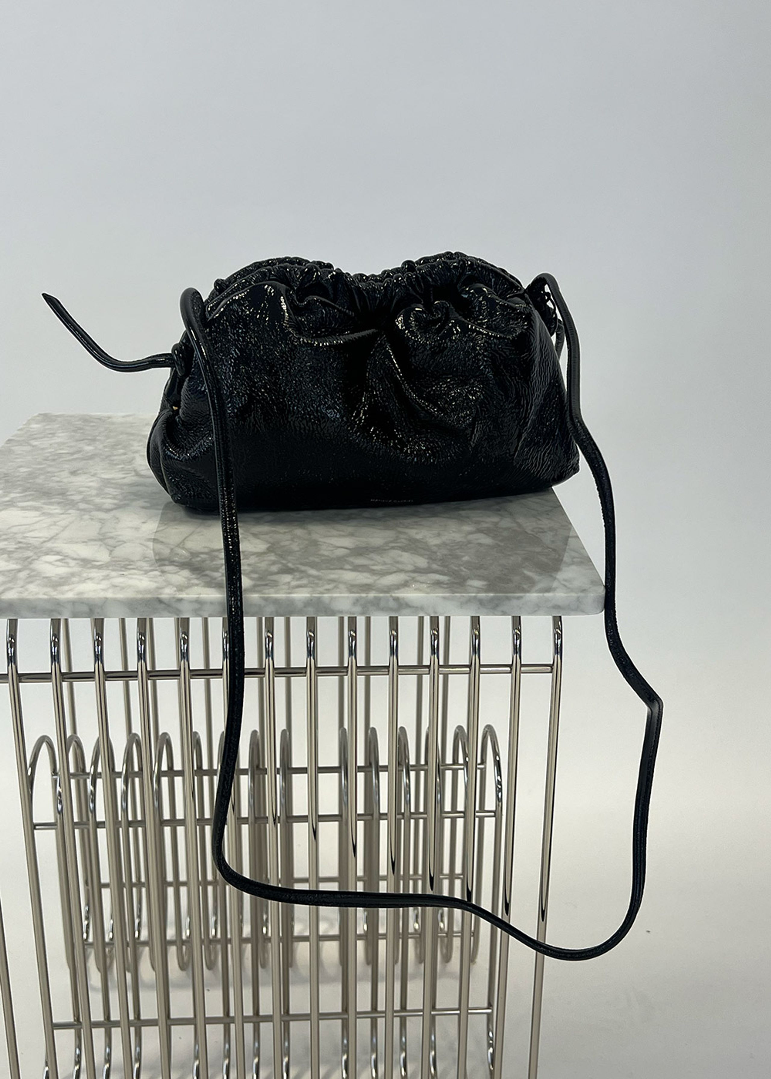 Mansur Gavriel - Hundeschere - Mini Cloud Clutch - Black Naplack/Flamma