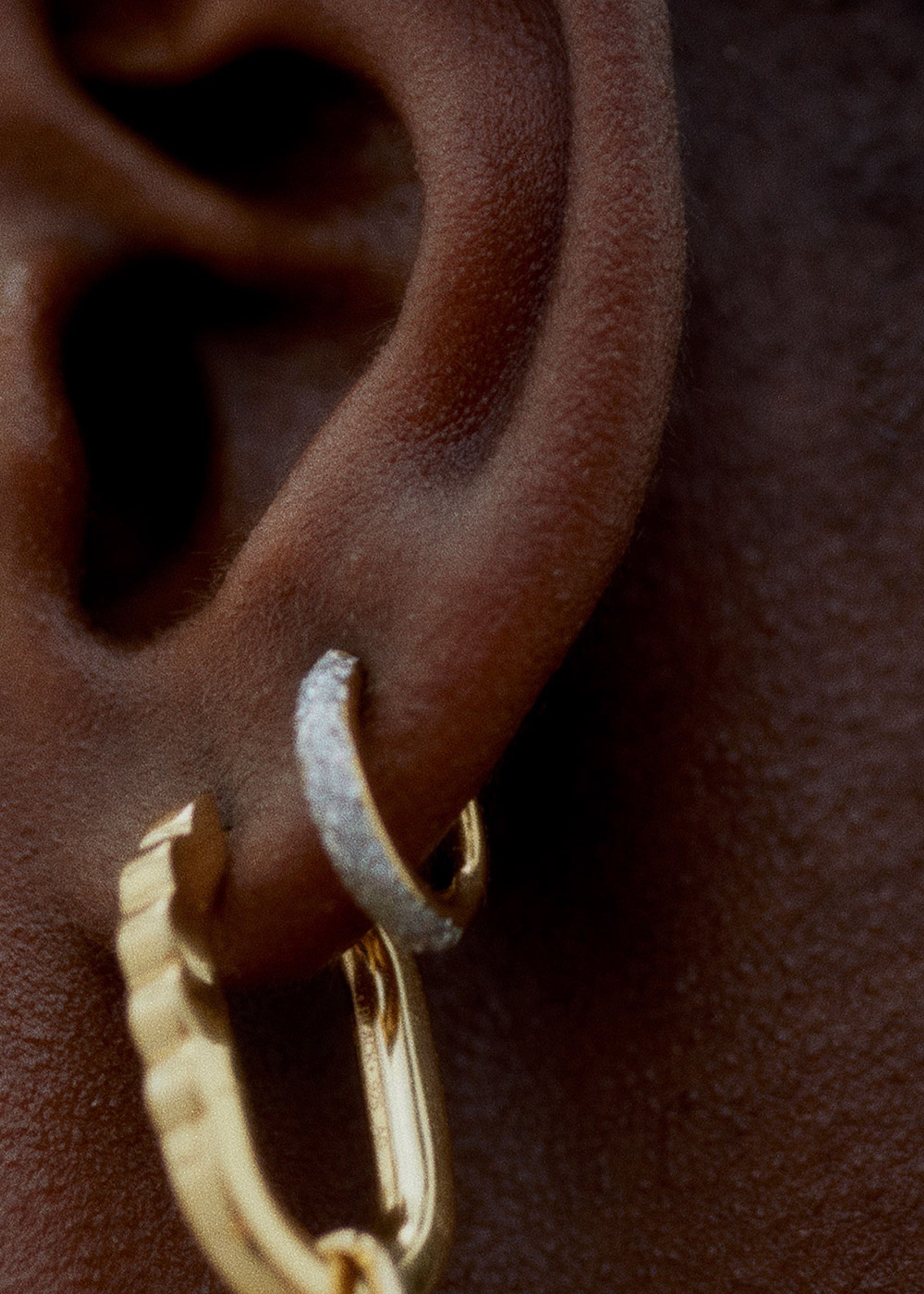 Maria Black - Ørering - Kate Opal Glitter Huggie - Gold