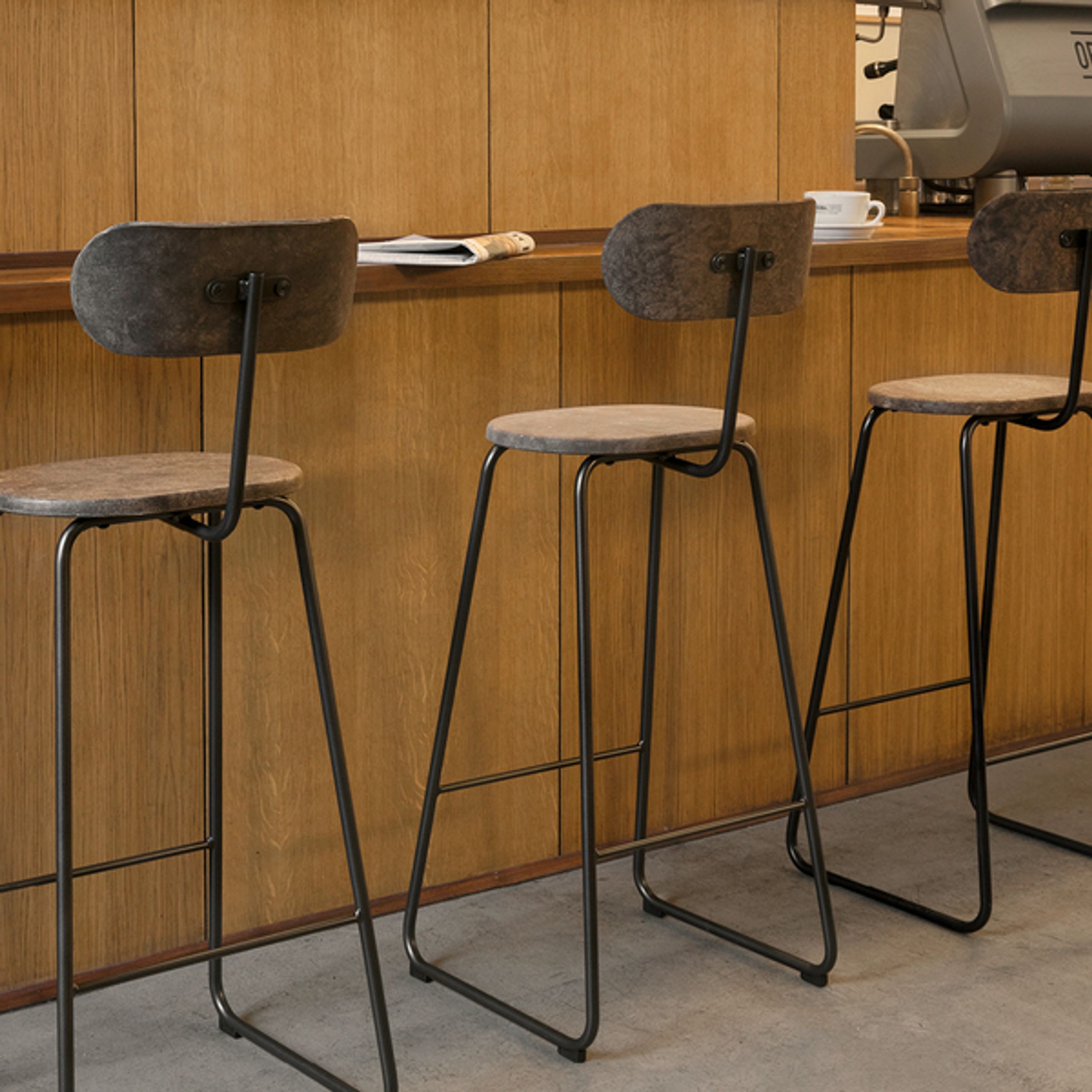 Mater - Sgabello - Earth Stool - Coffee Waste Edition Dark With Backrest 74