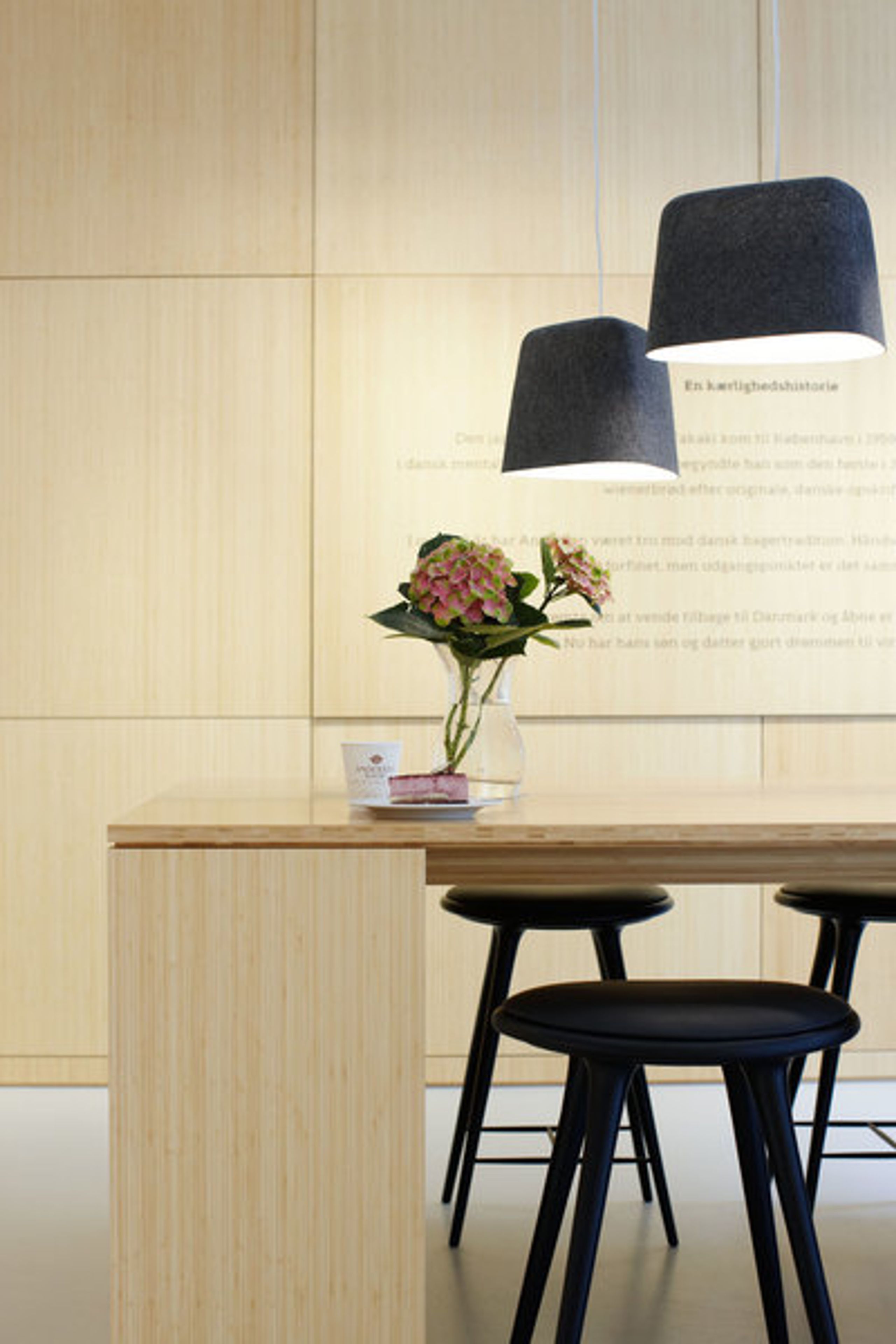 Mater - Cadeira - High Stool 69 - Black Stained Beech