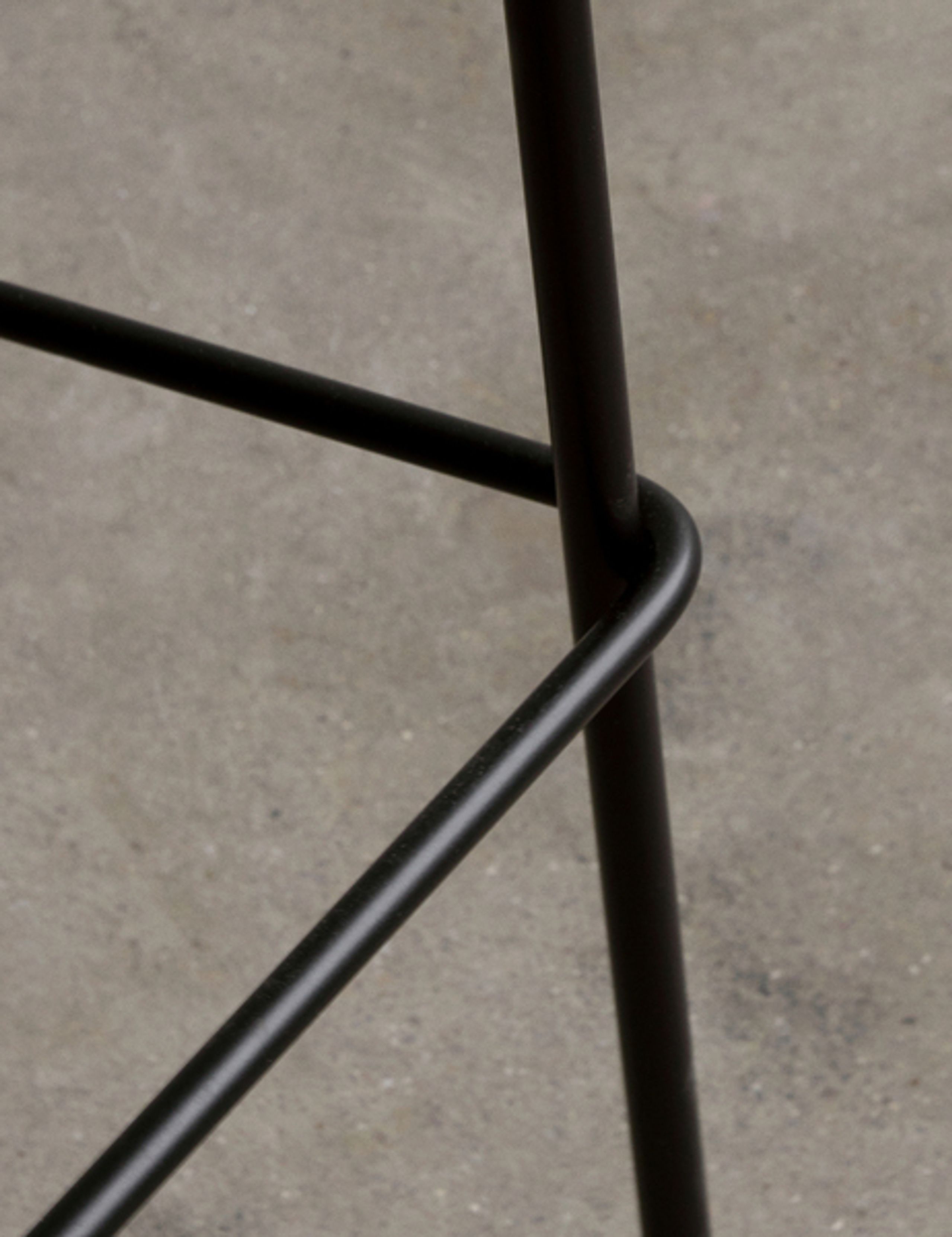 MENU - Barstol - Co Counter Chair - Black Steel / Black Oak