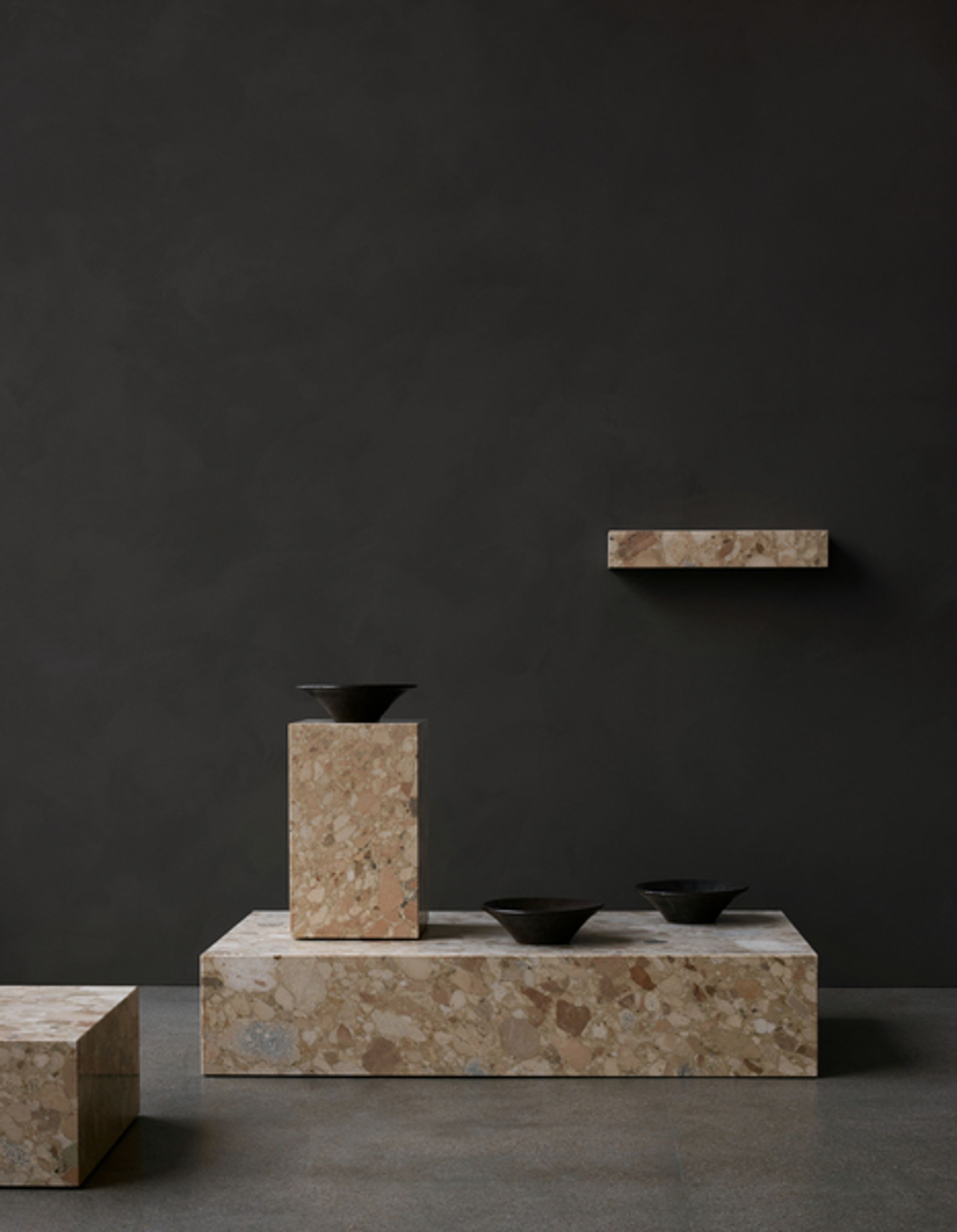 MENU - Bord - Plinth - Cubic / Kunis Breccia