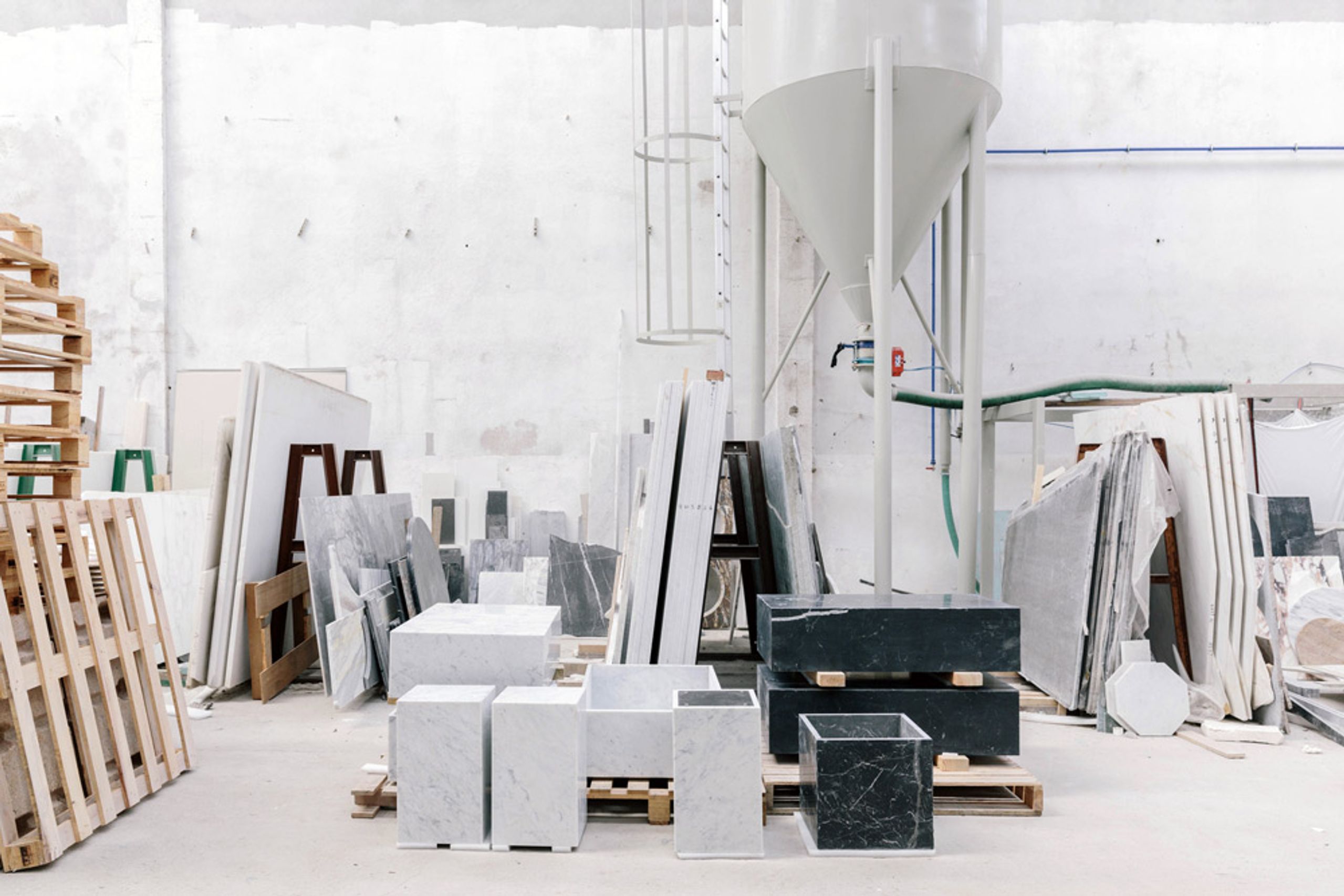 MENU - - Plinth - Cubic / White