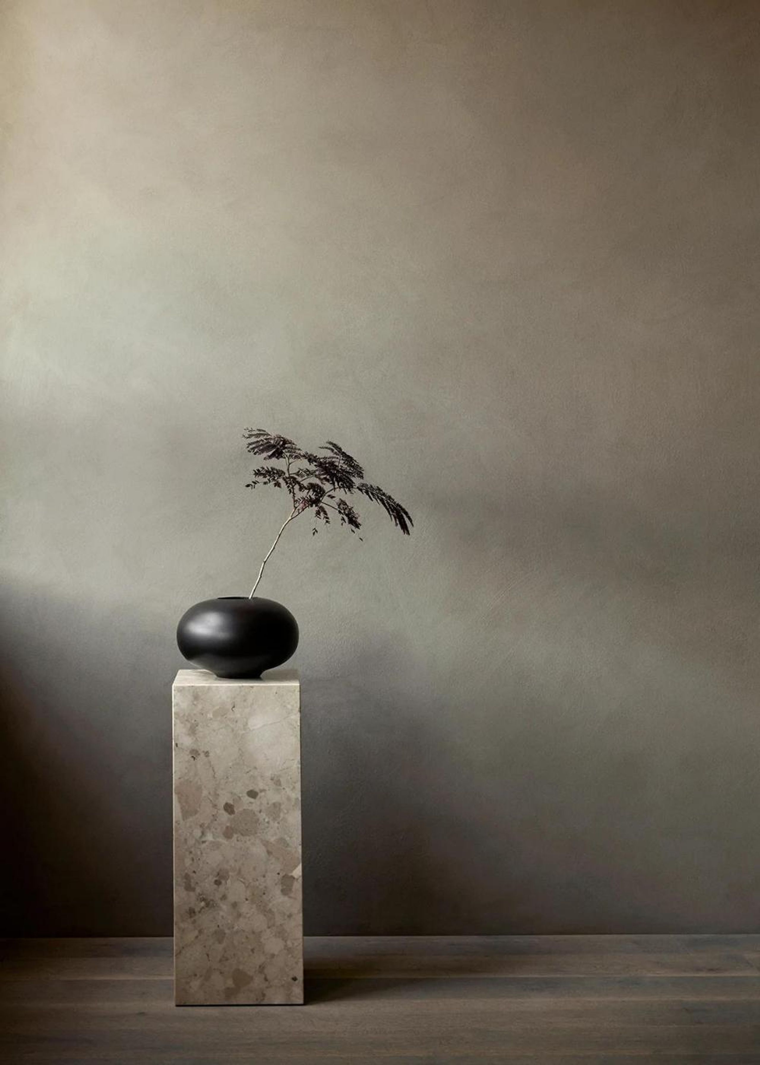 Audo Copenhagen - Postranní stolek - Plinth Pedestal - Kunis Breccia